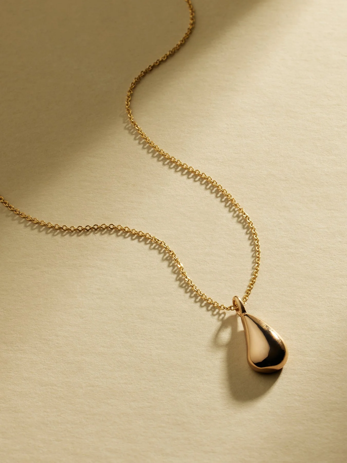 Gloss Essentials_Gloss Pendant Necklace_Flatlay-1.jpg