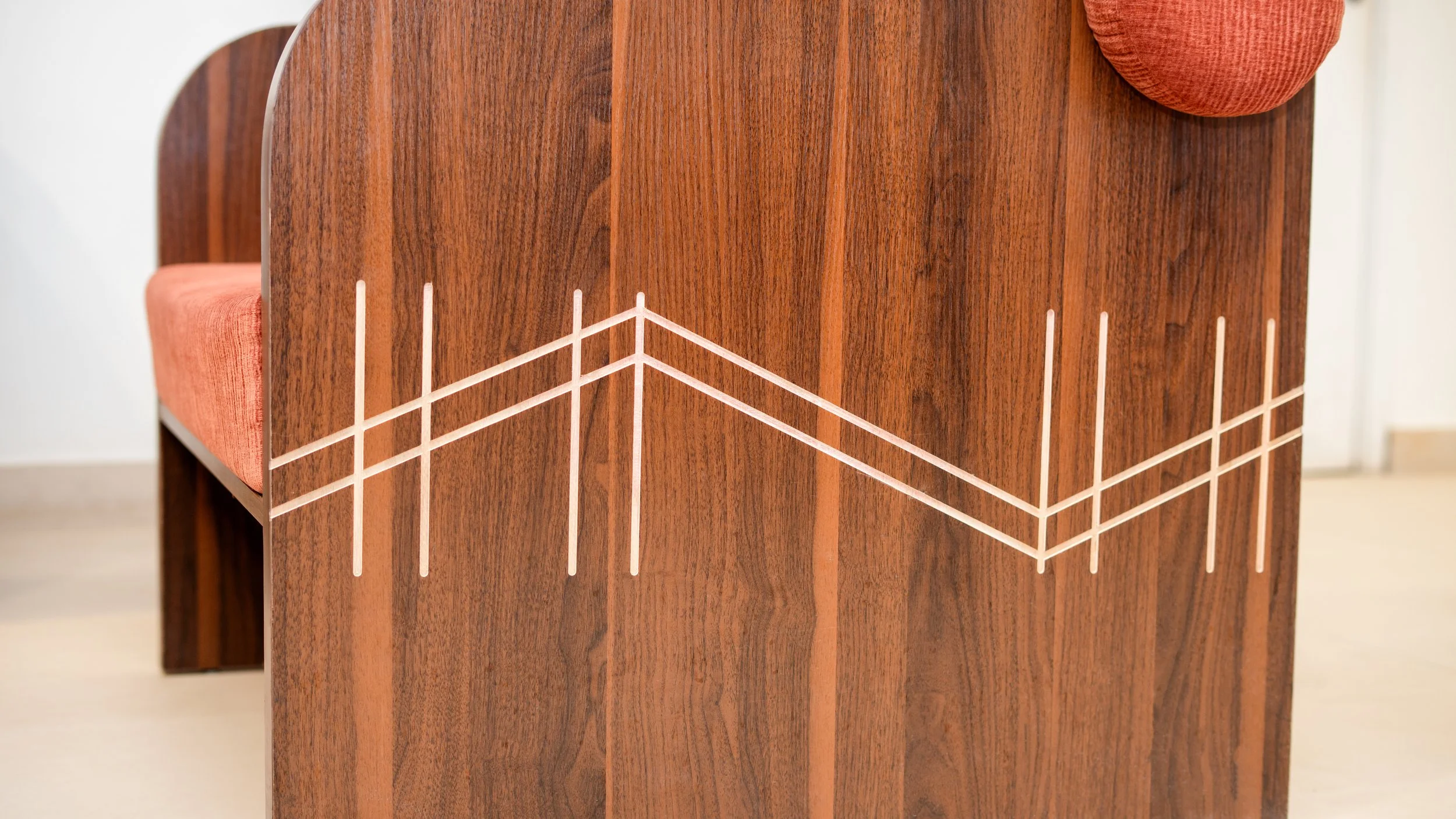 Table en bois clair avec motif de lignes blanches sur le côté, assise en tissu orange sheznou