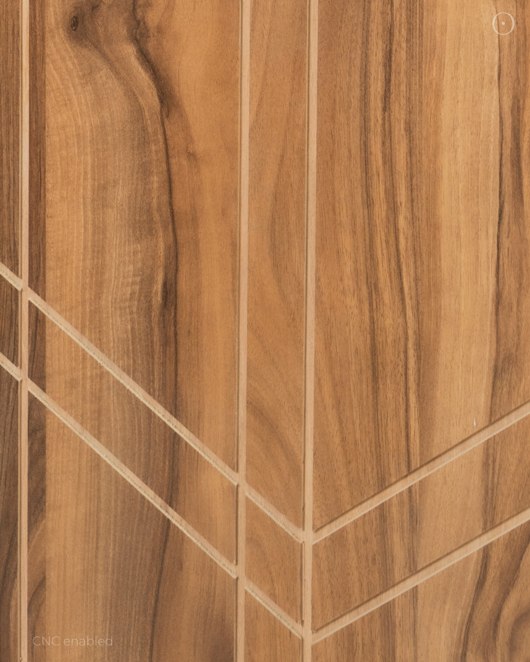 Transition de bois clair et foncé avec des séparations en bois plus clair. sheznou