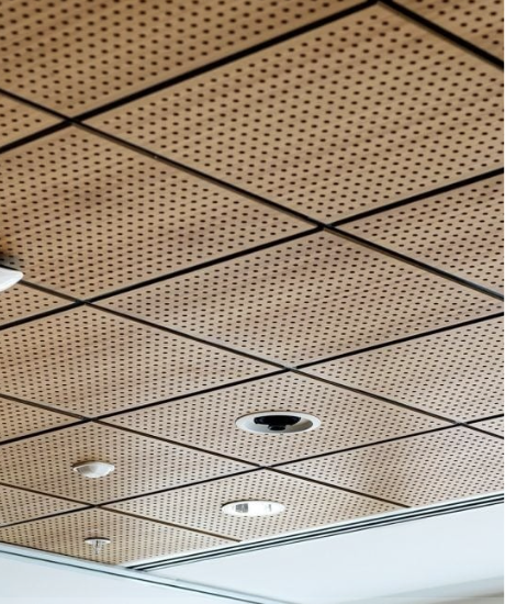Panneaux de bois perforés pour plafonds insonorisation