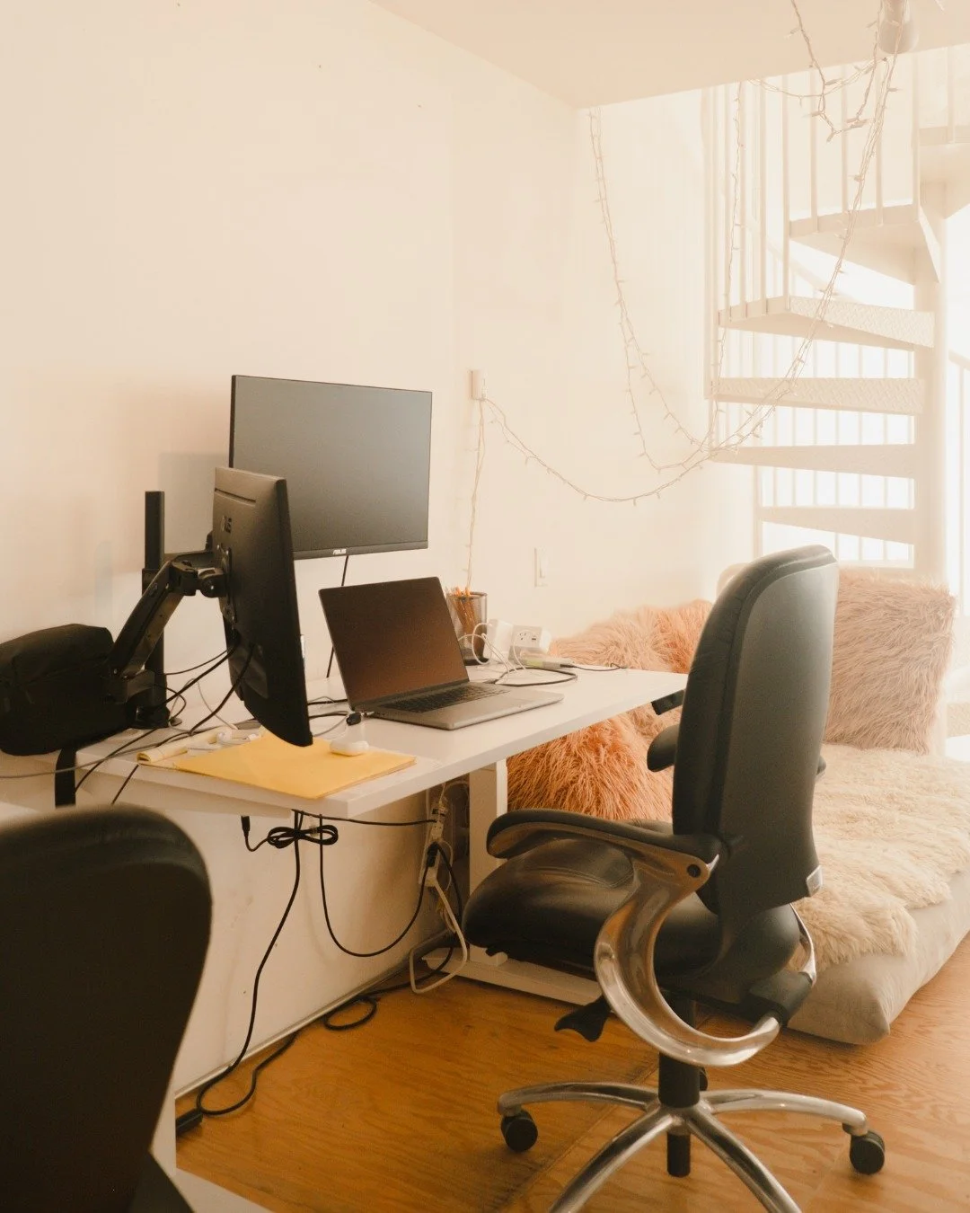 Feel inspired in our work spaces.
Our open, bright spaces are designed for creativity and a little ocean breeze. (Making your workday feel a little less like work).

Ready to check in?

#stayopen #venicebeach #podhotel