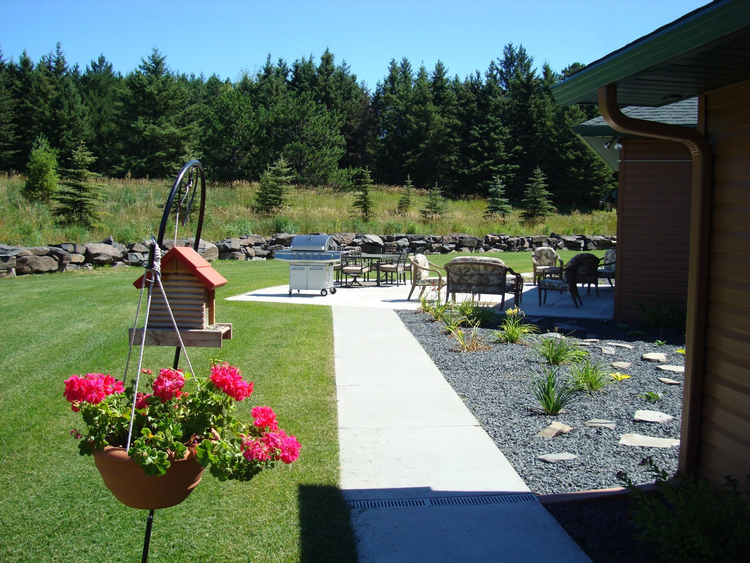photo_of_diamond_willow_back_patio_walkway.jpg