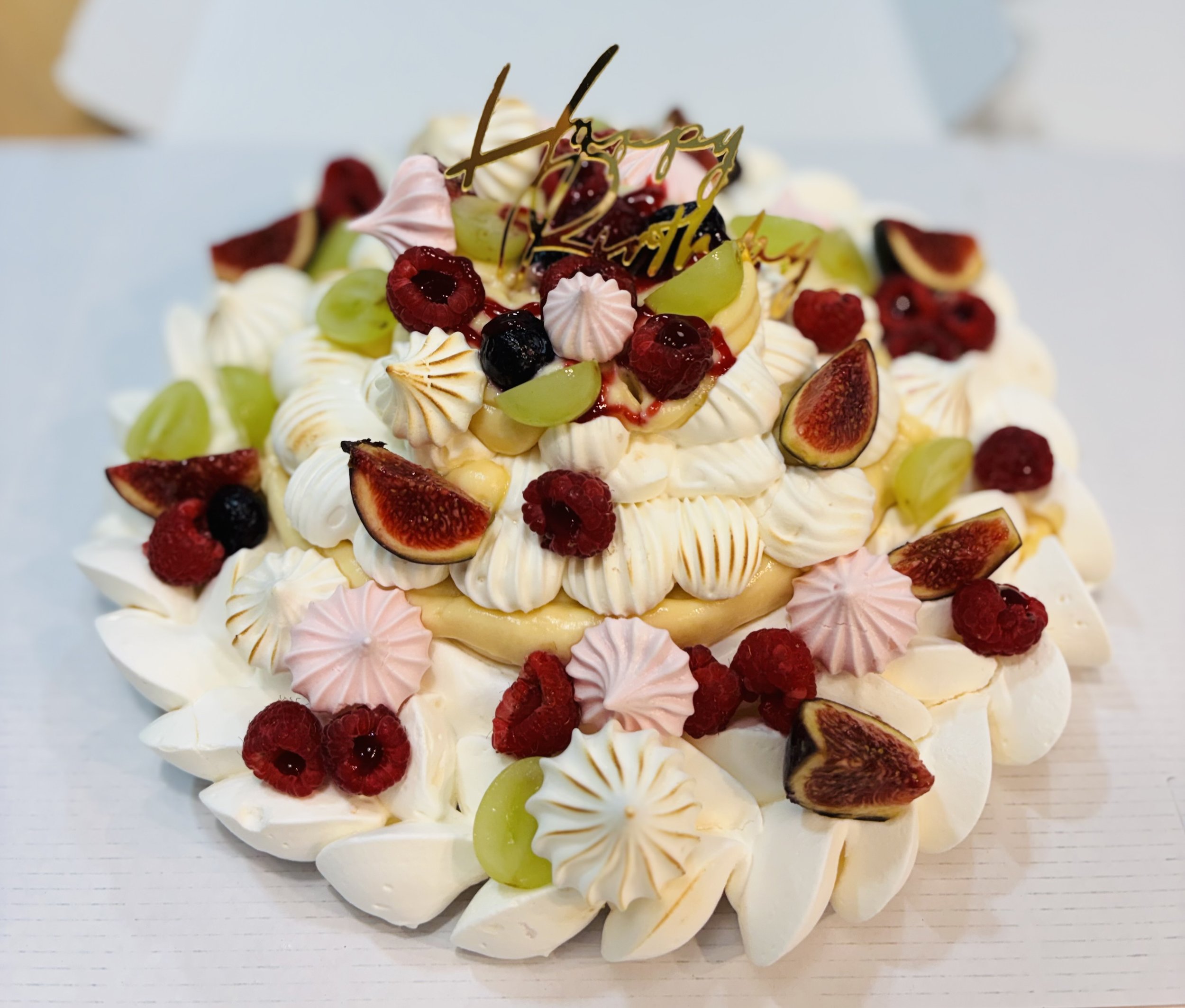 Pastel decorado con frutas y crema