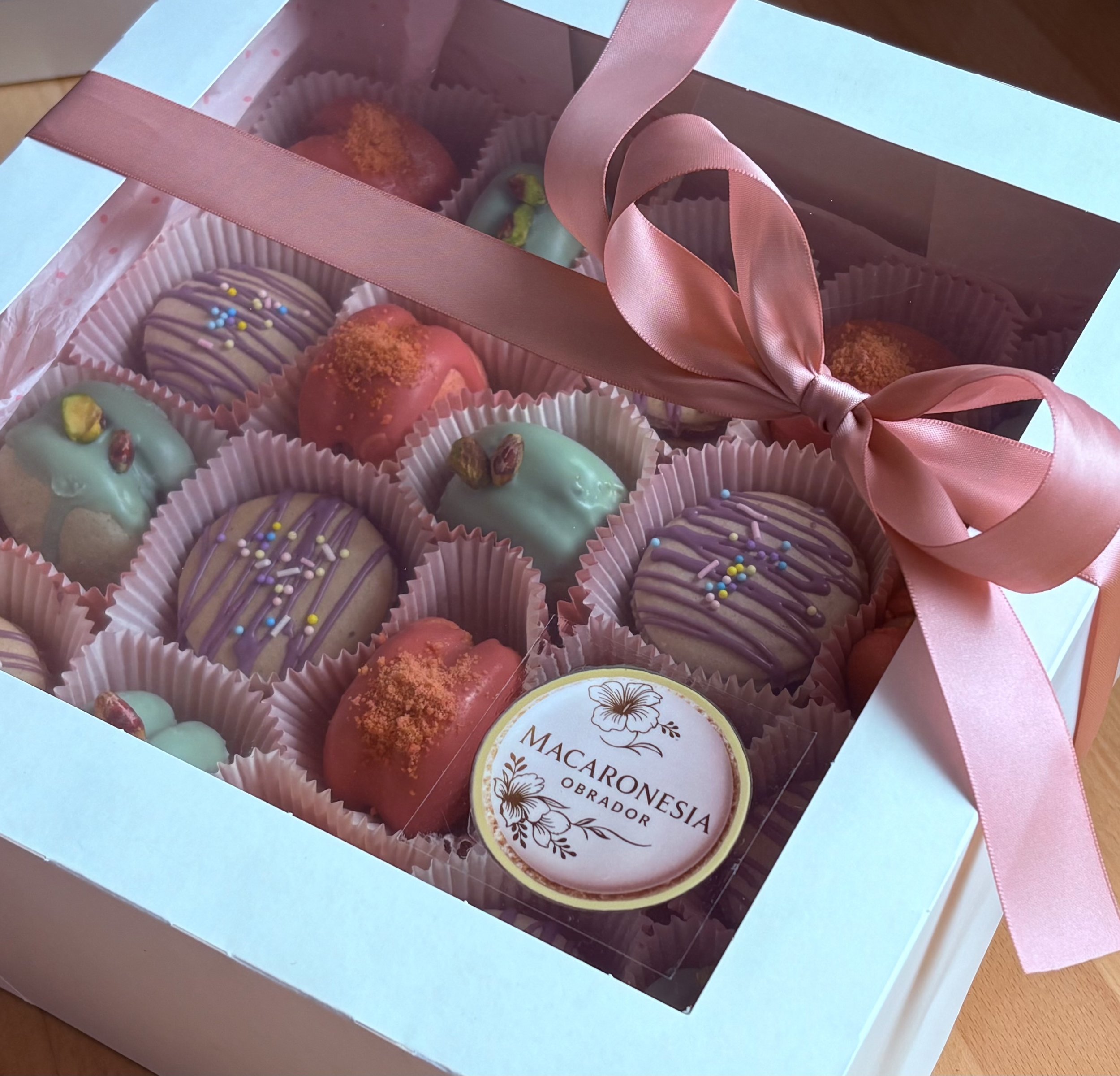 Caja de macarons con decoración personalizada artesanalmente. Precio: 52€