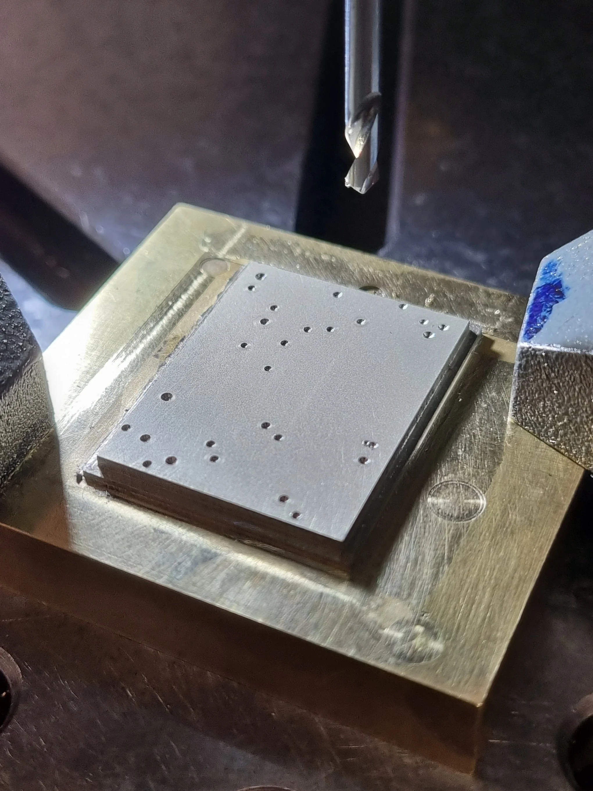 Pointing of holes on the mainplate