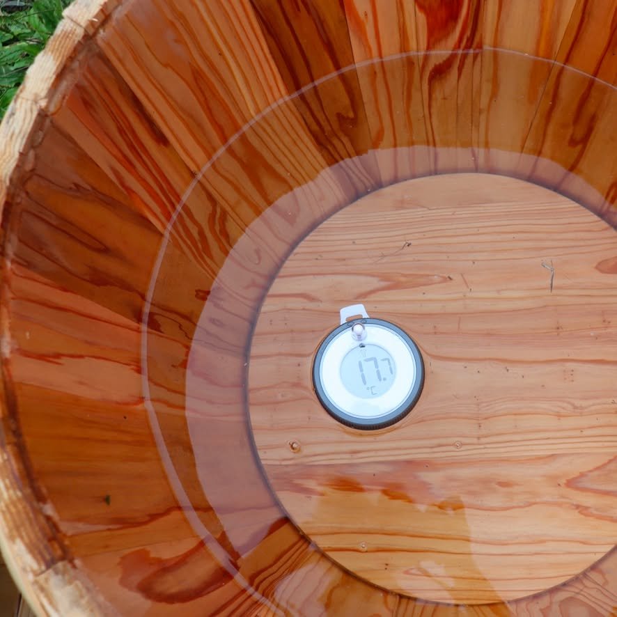 小淵沢の水は山から引かれており、KOROKU は標高1000メートルに位置しているため、水温は理想的です。17.7度と、推奨される8度から18度の範囲の上限にあたります。
長野・小淵沢の古民家 KOROKU では、もうすぐ訪れる方々もこの自然豊かな環境で「クナイプ」を体験できるようになります。
Since the water in Kobuchizawa comes directly from the mountains and KOROKU sits at an altitude of 1,0