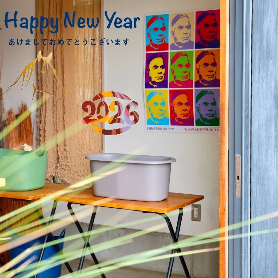 クナイプ・ライフ・ジャパンより、心より新年のお慶びを申し上げます。
しなやかに駆ける馬のように、
心も体も健やかに。
2026年・午年が、
実りとめぐりに満ちた一年となりますように。

Like the horse that moves with grace and strength,
may both your body and mind remain strong and healthy.
May 2026 be filled with abundance, renewal, and gen