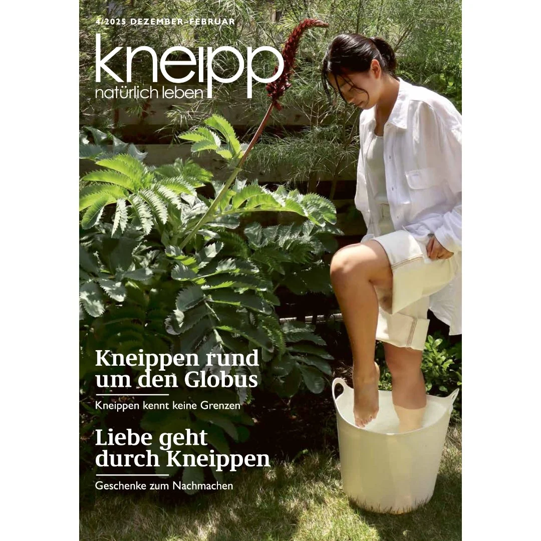 スイス・クナイプ連盟（Swiss Kneipp Verband）の発行する『kneipp nat&uuml;rlich leben』2025年12月号に、私たちの活動が掲載されました。
表紙を飾ったのは、果子ちゃんです！
「Kneipp around the globe」という連載企画で、久保ガブリエレと小山果子が喜んで参加させていただきました。

We appeared in the December edition 2025 of "kneipp nat&uuml;rlich le