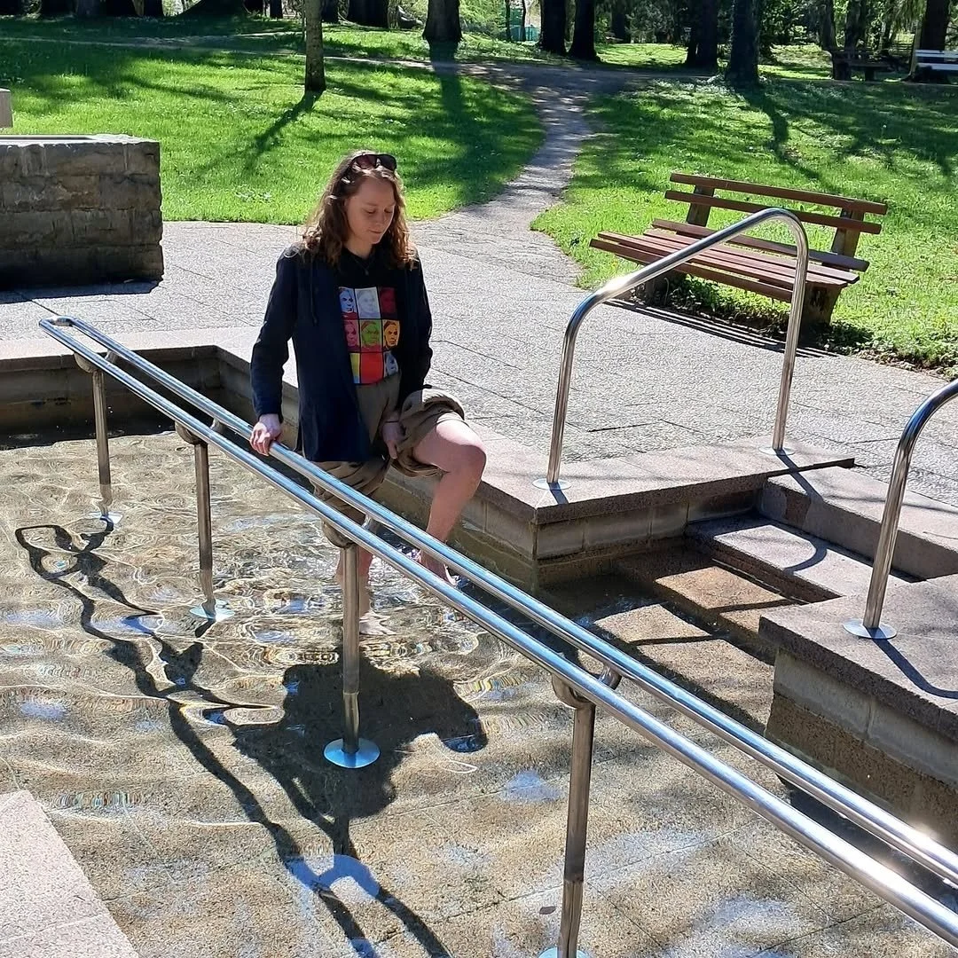 本場ドイツで見かけた、完璧な Wassertreten（水踏み）！

現地では「コウノトリ」のイメージですが、日本人にはやっぱり優雅な「しらさぎ」に見えますね。
まさに「ドイツの白鷺（German Shirasagi）」！

この美しいお手本から、理想的なスタイルを学ばせてもらいましょう。

A perfect example of Wassertreten spotted in Germany! 

While it&rsquo;s known as the "stork-walk&