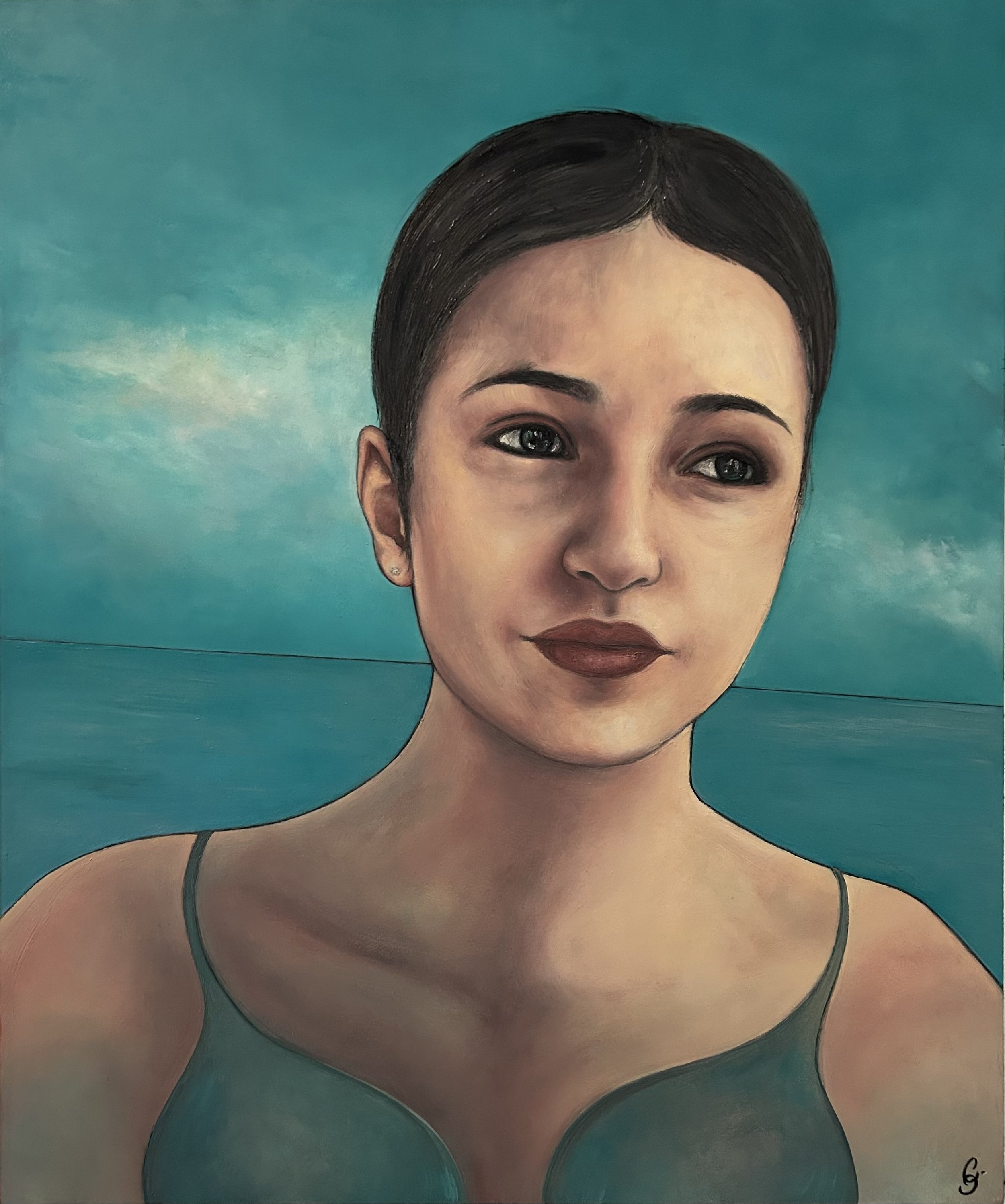 Portrait d'une femme avec un fond bleu, courte chevelure noire, et portant un débardeur vert. Elle regarde légèrement à droite, avec une expression calme.