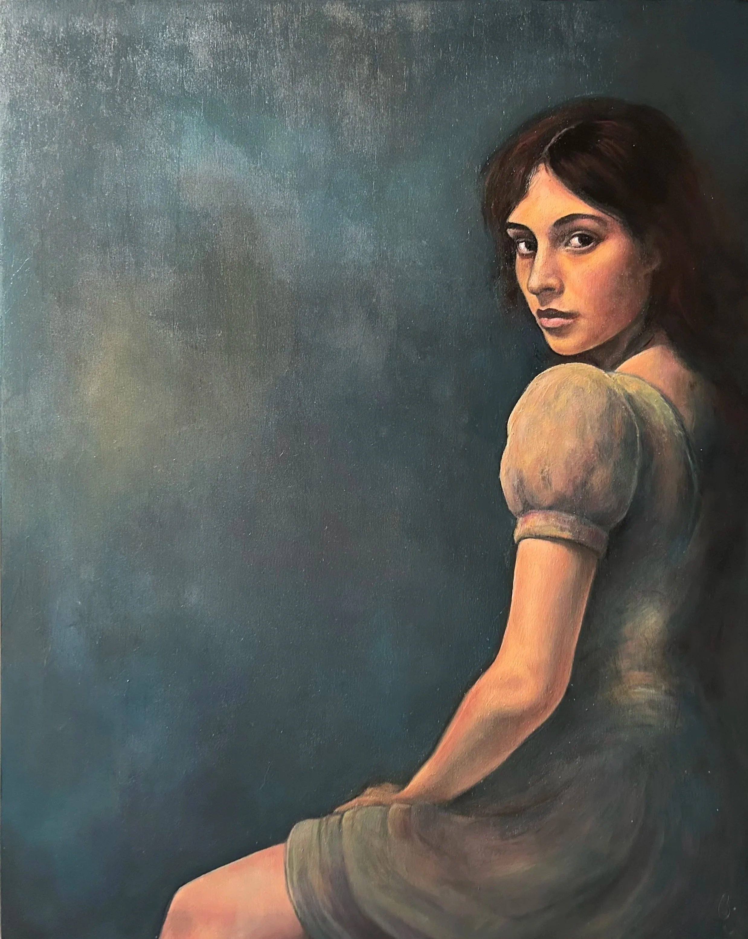 Un portrait d'une femme aux cheveux foncés, portant une robe courte à manches bouffantes, assise contre un fond sombre dans la nuit