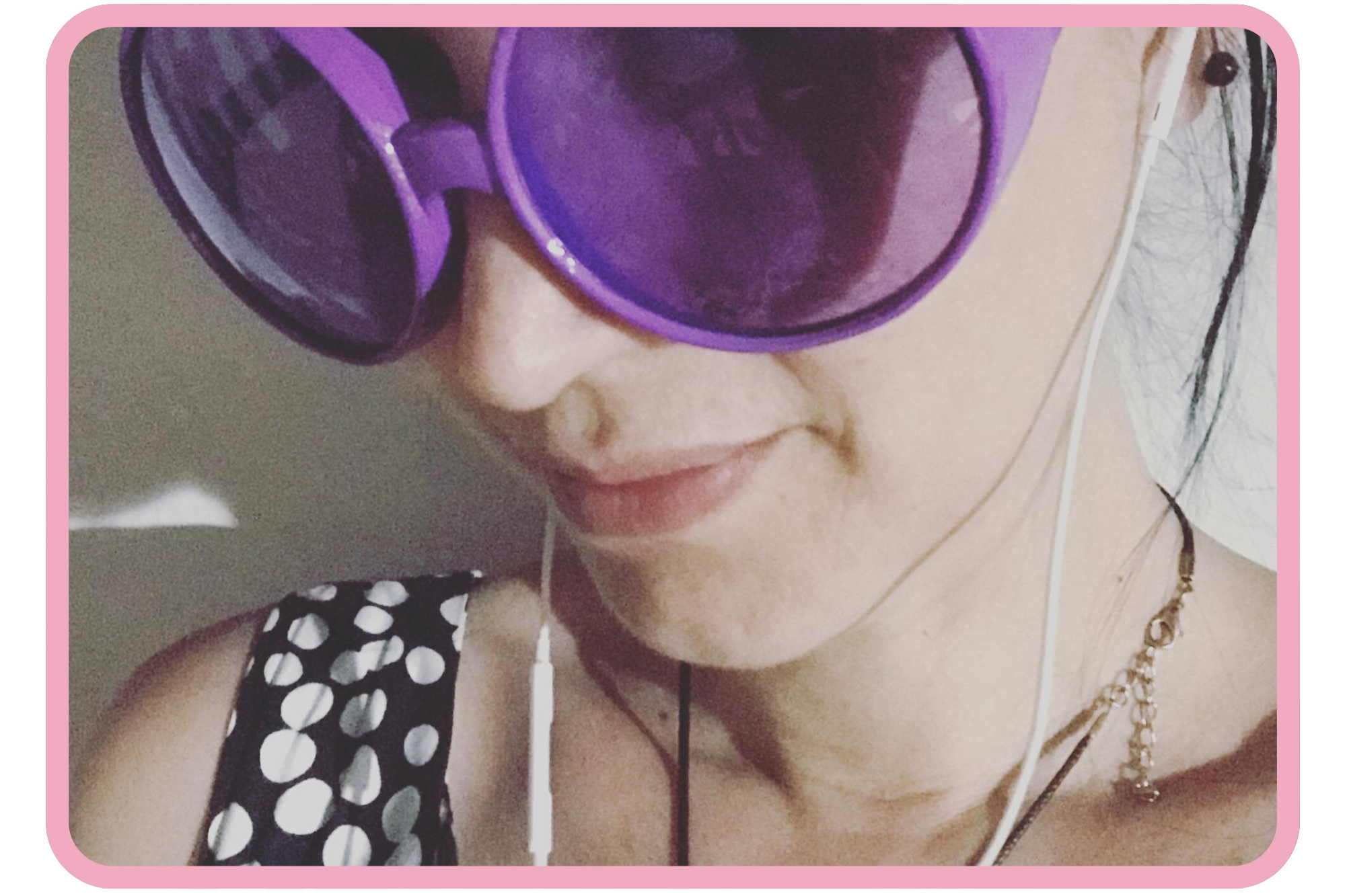 photo de l'artiste Cécile Jeanne Fraeye art spirituel et féministe, artiste femme autiste peintre