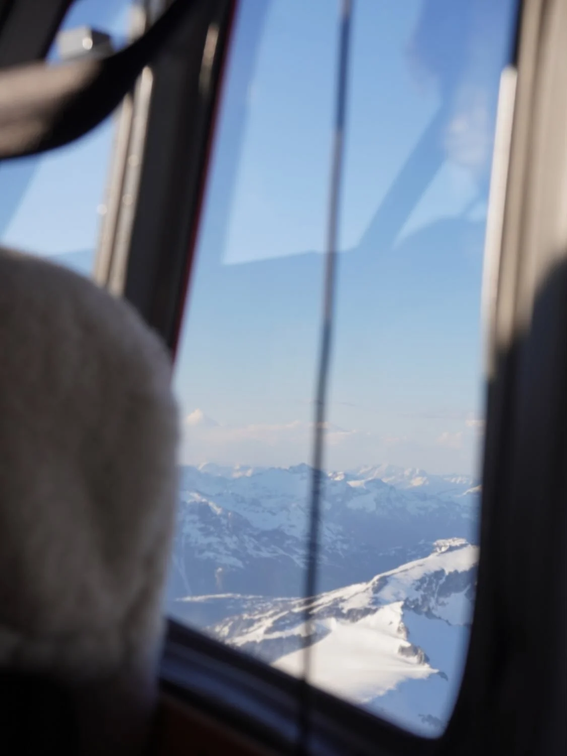 Throwback to a beautiful day over Mt. Garibaldi last year. Here&rsquo;s to more flights like this very soon 🥂
&bull;
&bull;
&bull;
#hightestequipment #aboveallelse