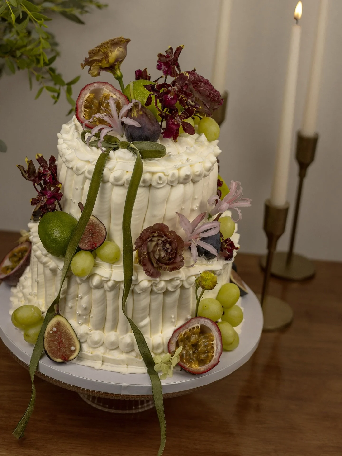It&rsquo;s time to order the wedding cake of your dreams✨ 

Orders are open for 2026 and dates are filling up quick, fill out an inquiry form at www.violetflourbakes.com (🔗 in bio)

Ribbon and florals from @hyssop.floral 

#weddingcake #weddinginspo