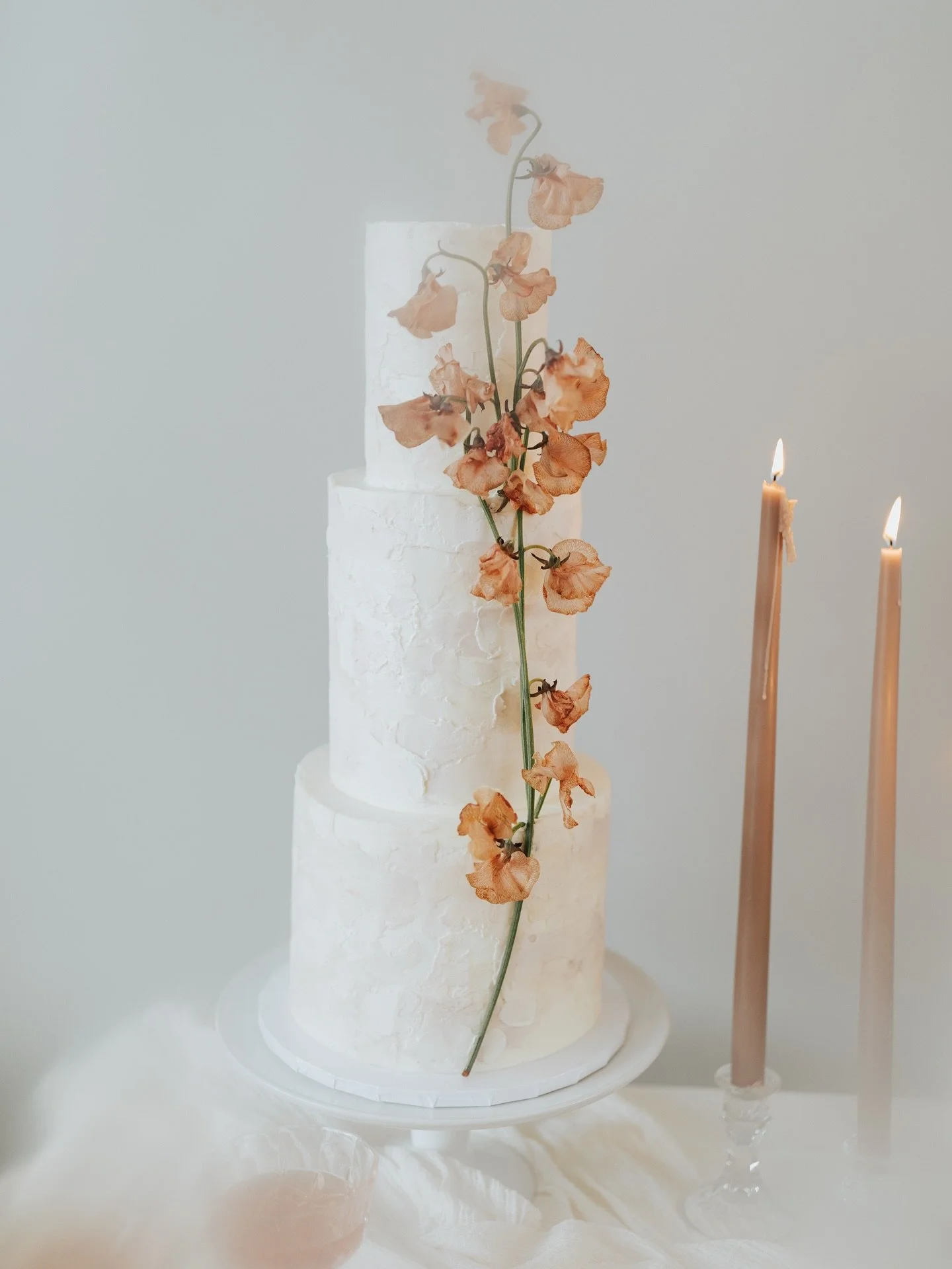 Had to bring this French chateau favorite back from the archives 🤍

Photos: @saramyersphotography 
Venue: @venue3two 
Florals: @cass_and_jeanflowerco 
Cake: @violet.flour.bakes 
Rentals: @aayseventrentals 
Macarons: @simplysweetmacaronart 
Candles: 