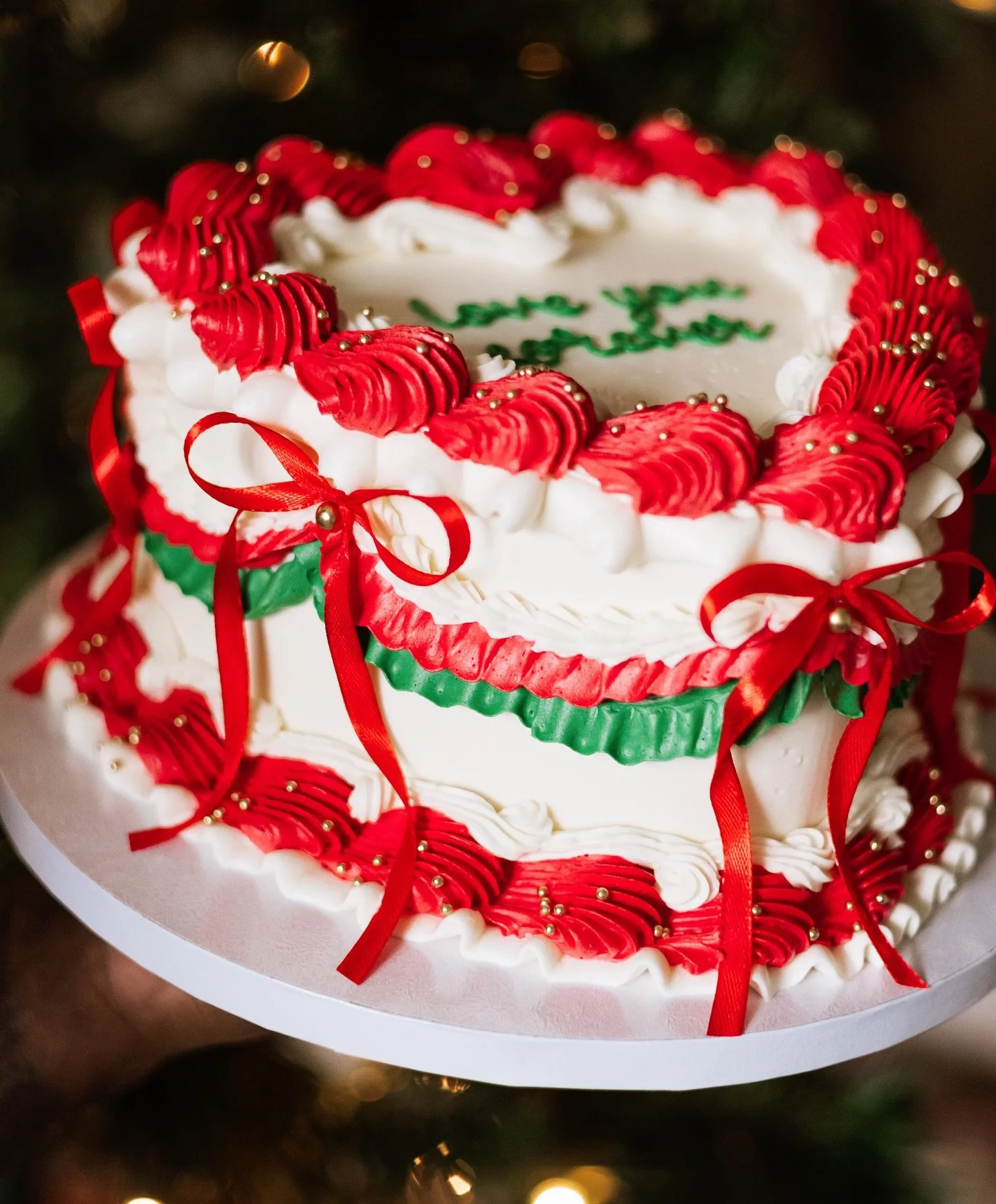 If I were to make a cake for Mr. &amp; Mrs. Claus this would be it&hearts;️✨

#christmascake #holidaycake #vintagecake #vintagechristmas #cake