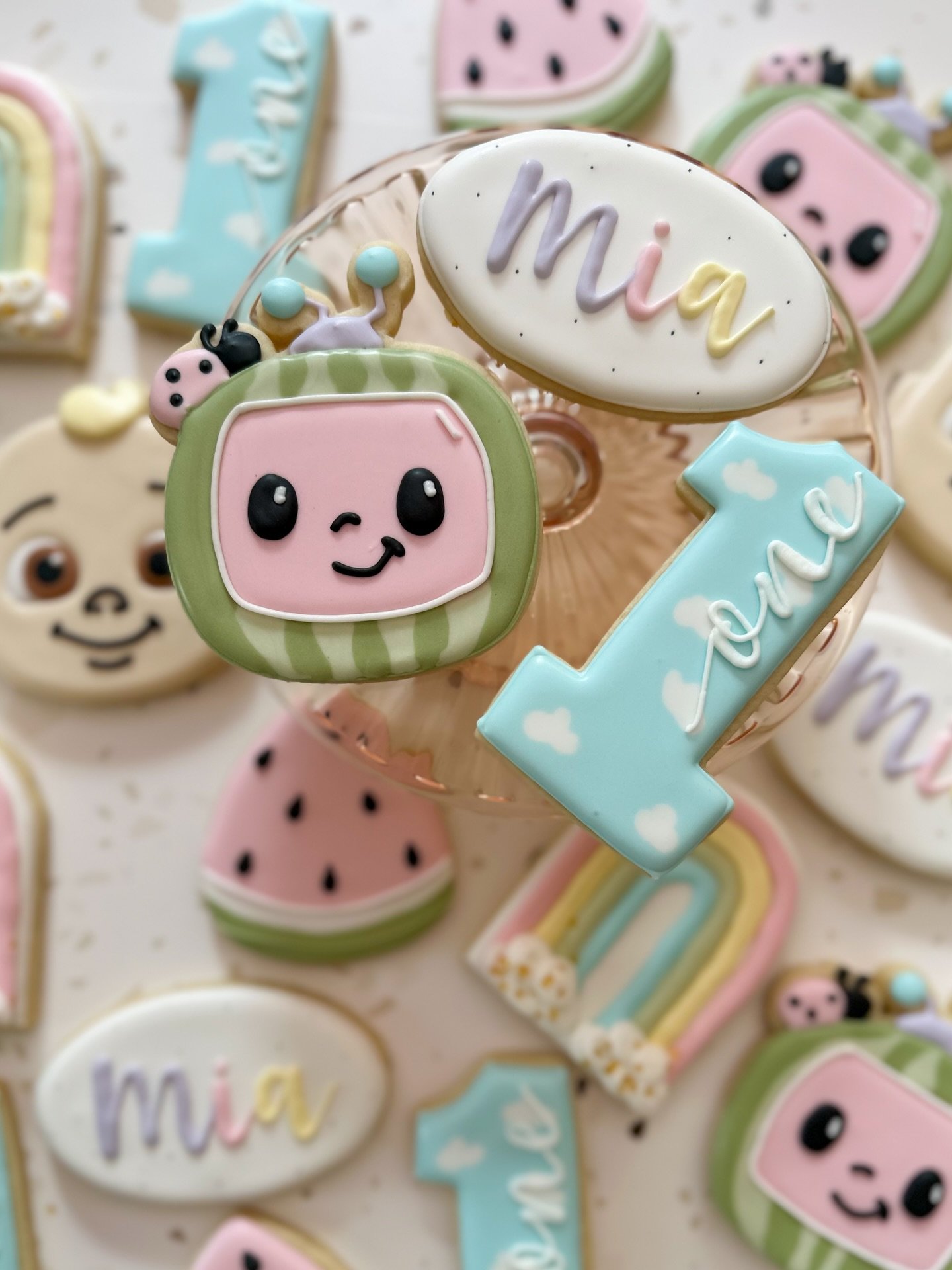 I offer so much more than just wedding cakes! Custom sugar cookies, gourmet drop cookies, brownies &amp; bars, cake/cheesecake/tiramisu shooters, mini cakes, chocolate covered Oreos and treats, number cakes, cupcakes&hellip; the list goes on🤍 

Let 