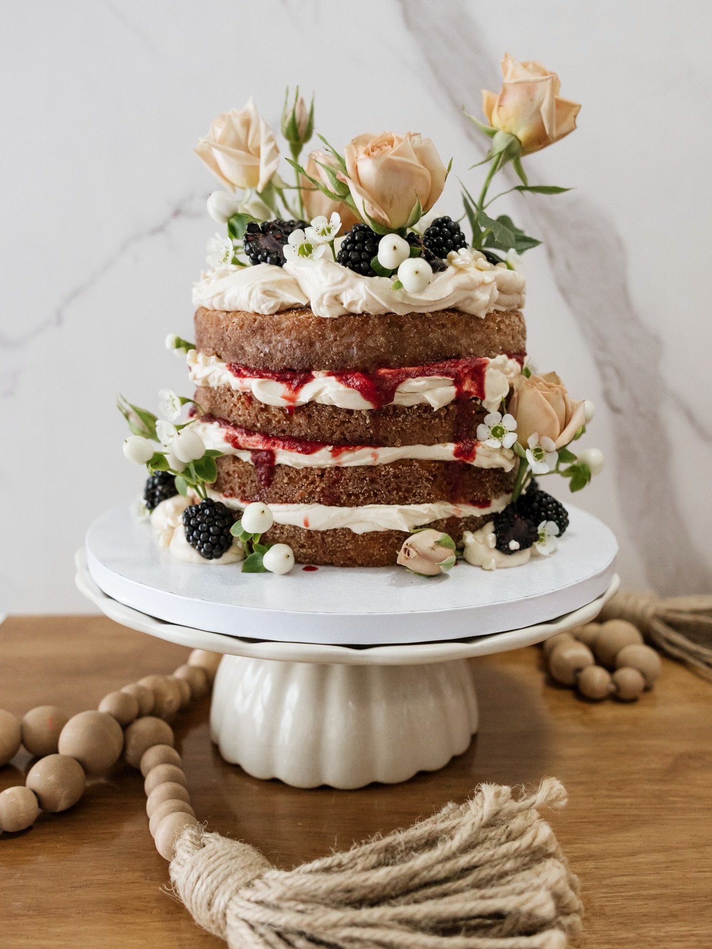 A little hint of spring🌷

Cinnamon sugar swirl cake with buttered cinnamon sugar dipped edges, strawberry compote and fluffy peanut butter buttercream. Topped with @kennedyfloral fresh florals, blackberries and signature white chocolate granellas. 

