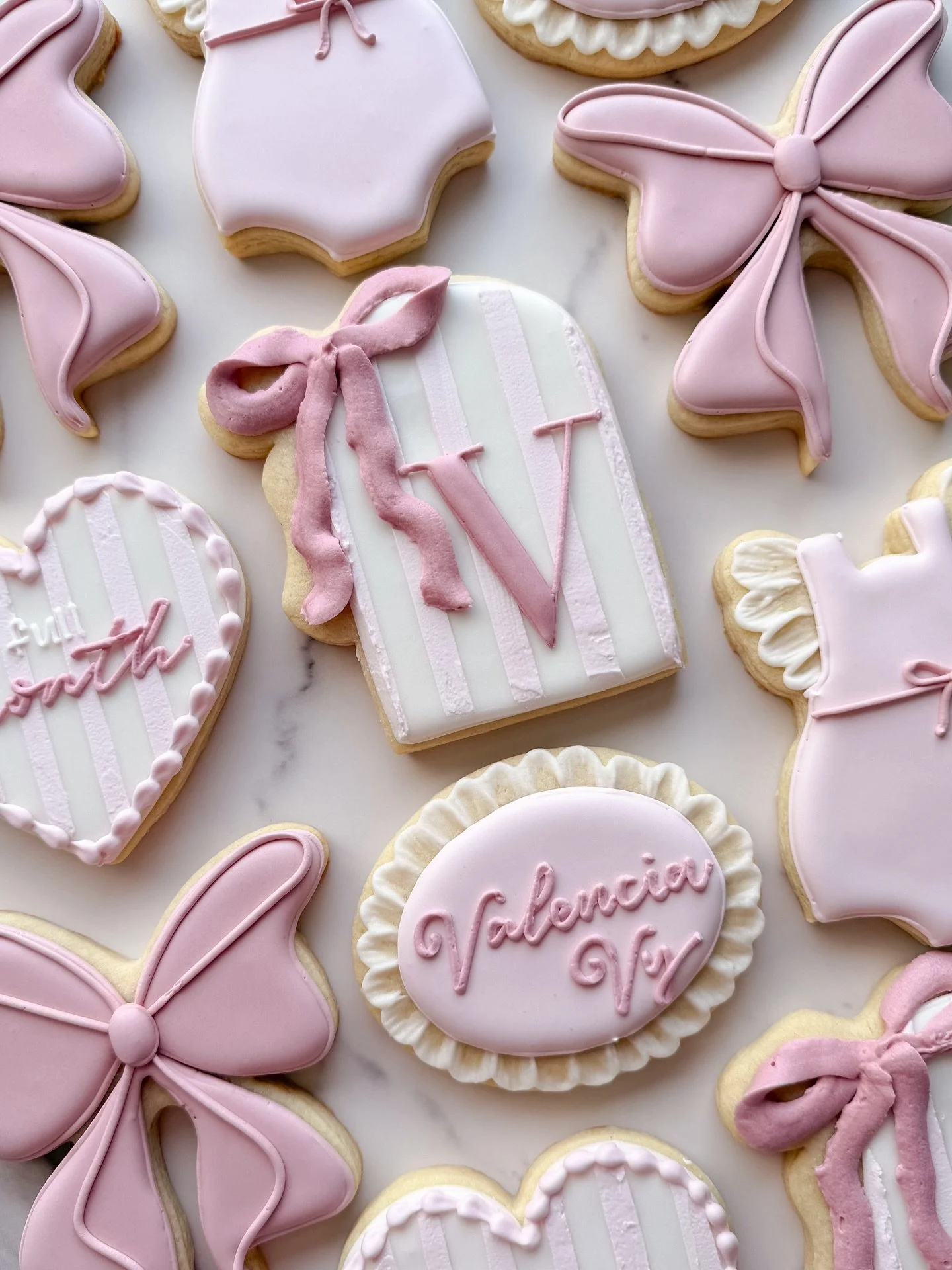 I wish it was Vday season all the time&hellip; there&rsquo;s nothing I love more than all of the pink, girly pop, heart orders 🫶🏼🎀💕

These colors and stripes almost give vintage VS vibes and I&rsquo;m loving it. 

#customcookies #cookiedecorating