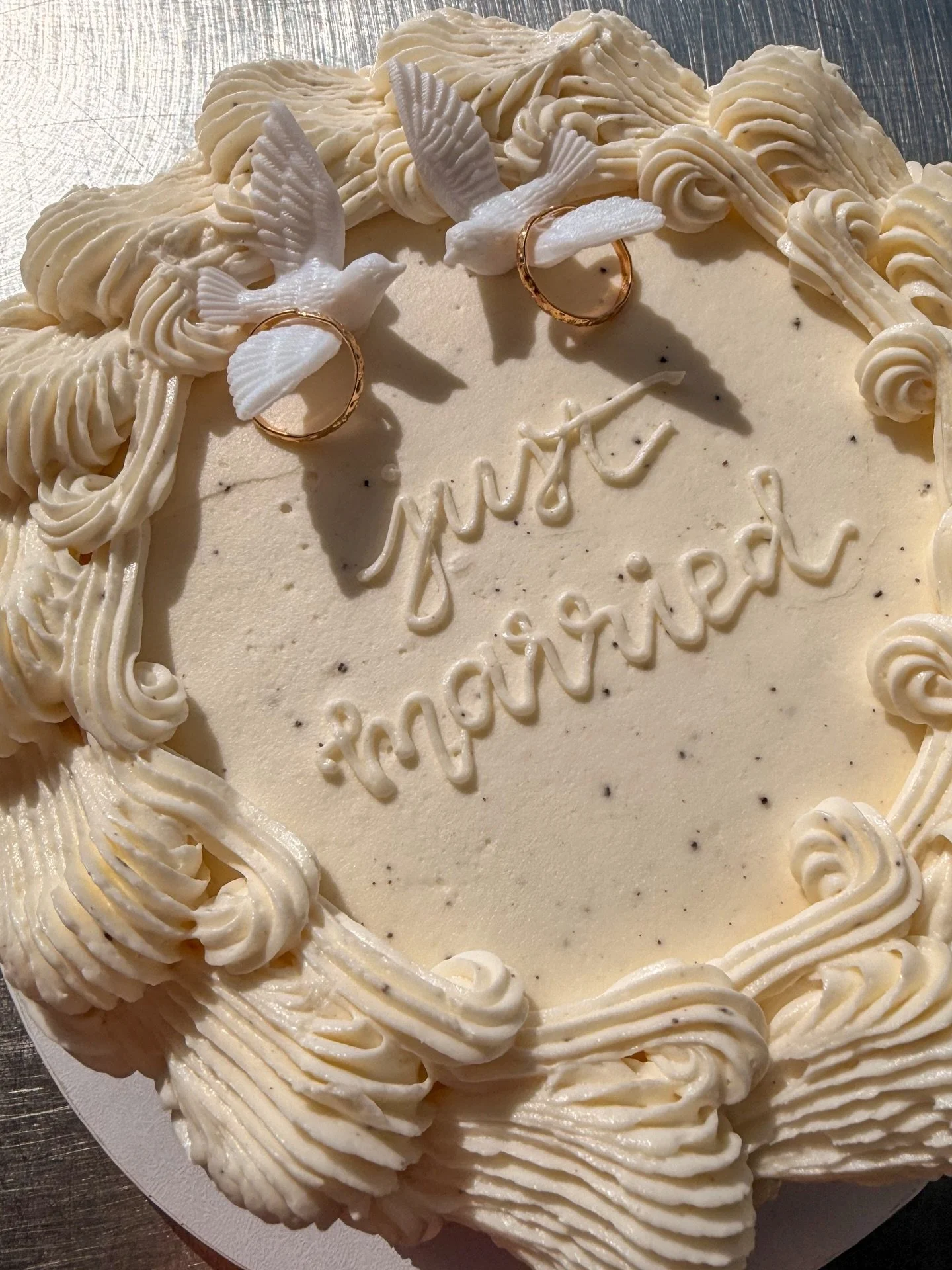 A brown butter- buttercream cutting cake moment🕊️

Rich chocolate cake filled with raspberry jam, and finished with brown butter buttercream. 

#brownbutterbuttercream #cuttingcake #brownbuttercake #weddingcake #weddingcakeinspo