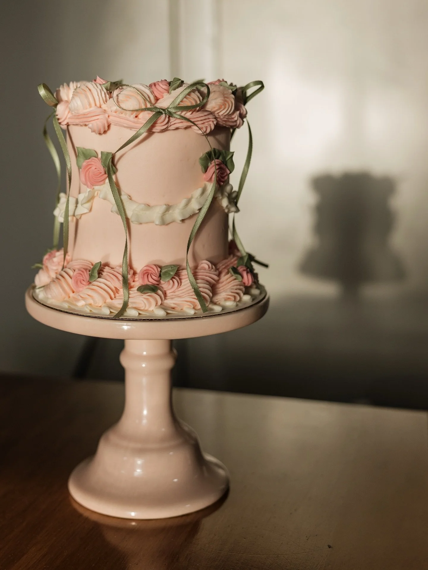 Join us for our Mother&rsquo;s Day cake decorating experience and learn how to decorate your own cake in this design!🌸🍰✨

Visit www.violetflourbakes.com/shop for tickets and more details! 

#mothersdaygrandrapids #grandrapidsmi #grandrapidsbaker #c