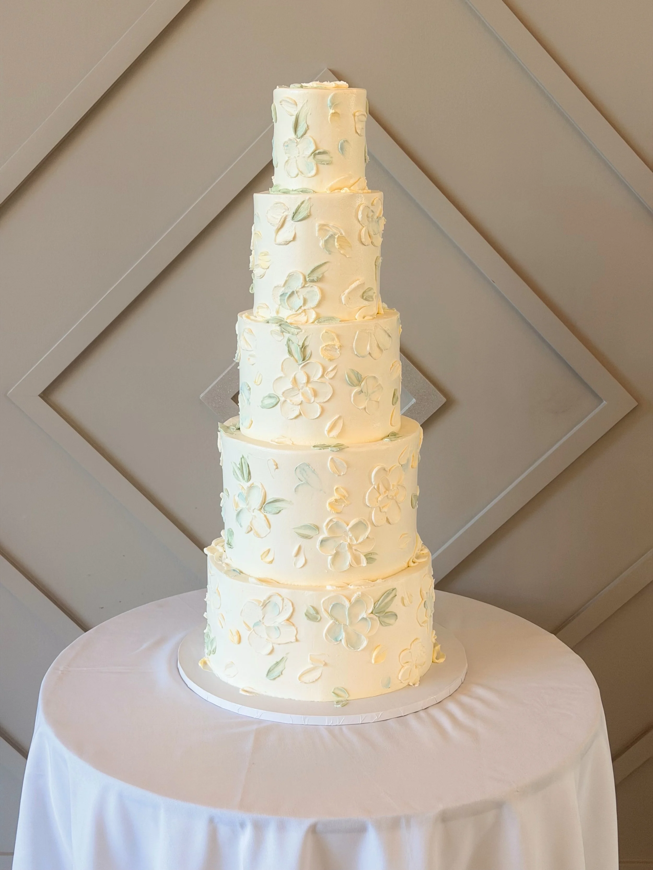 5 tiers of hand painted buttercream florals🤍🌼

This one is the final product from the stacking story I posted this morning&hellip; she is BIG and my arms are very sore but it was sooo worth it! 

The insides are red velvet &amp; ganache, marble &am