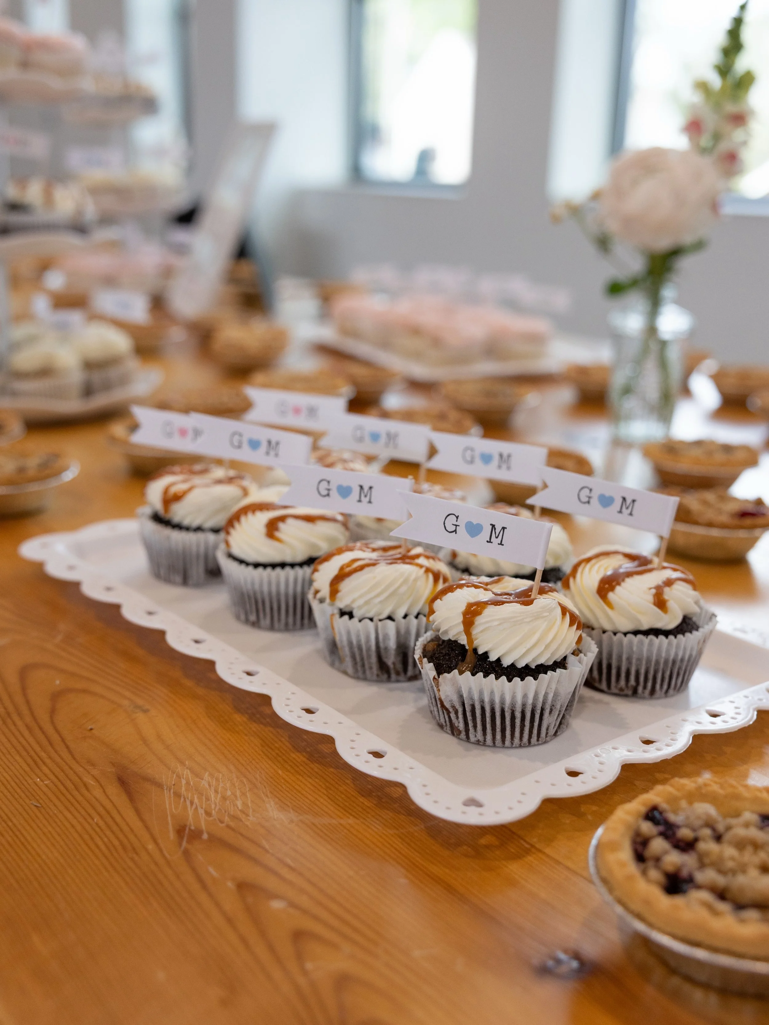 Cupcakes, cutting cake, &amp; the cutest little mini pies for G&amp;M🤍🌸 

#desserttable #weddingdesserts #cuttingcake #grandrapidsweddings #grandrapidsmi