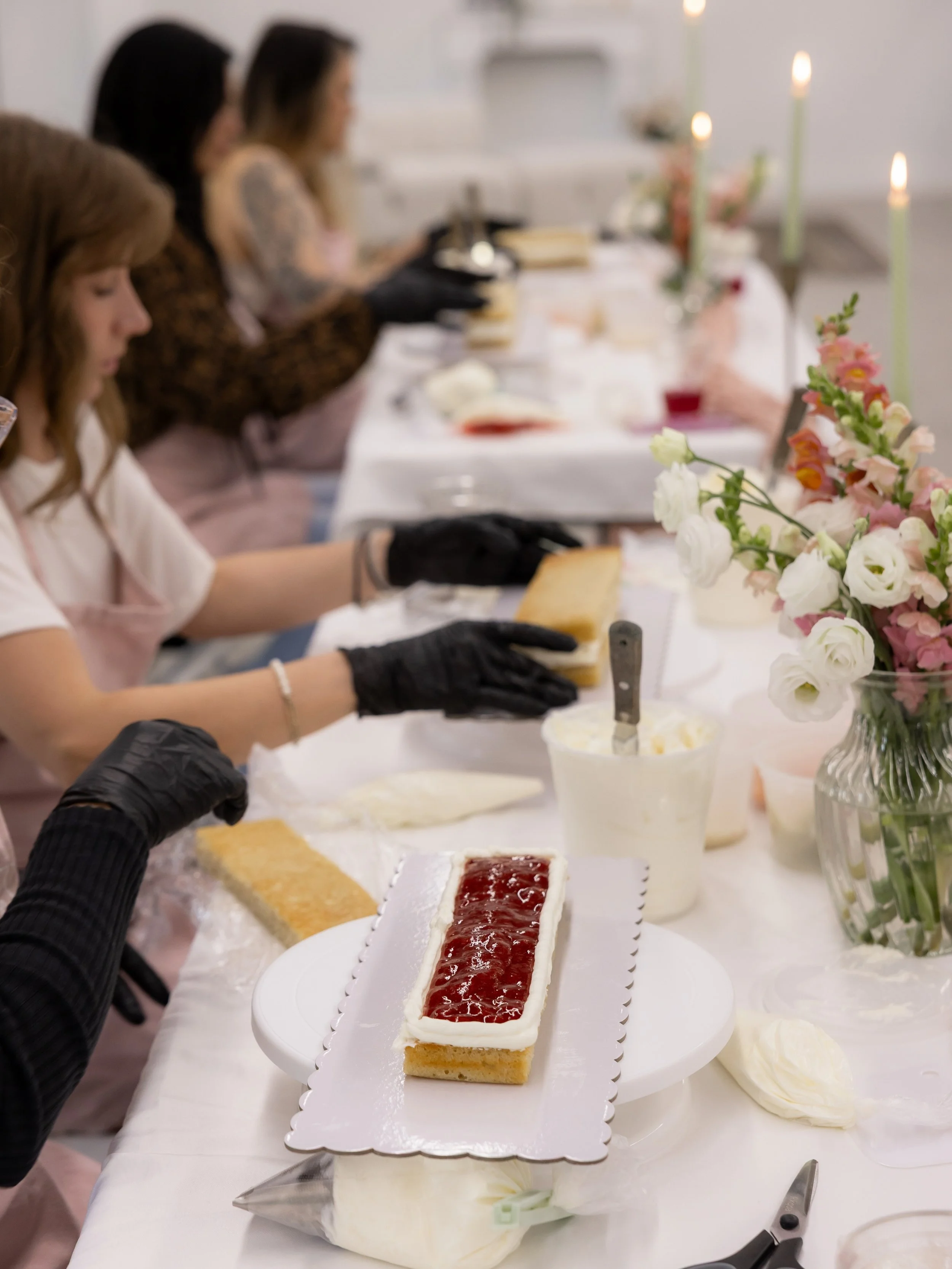 A look into our long cake decorating class🍰🌸✨ 

Next class date will be dropping soon&hellip; turn your post notifications on if you want to grab one as soon as they drop! 

Studio: @thestory.room 

#grandrapidsevents #cakedecoratingclass #longcake