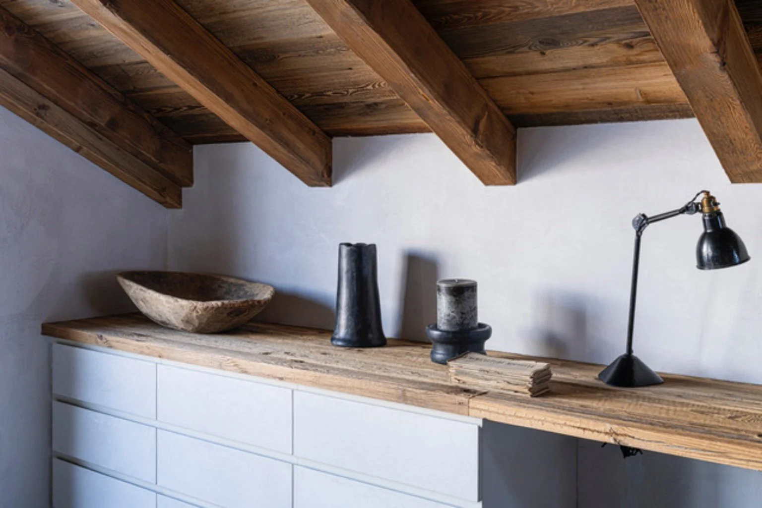 Cuisine de chalet avec enduits décoratifs et finitions murales réalisés par Maison PARIÈS à Saint-Martin-de-Belleville en Savoie.