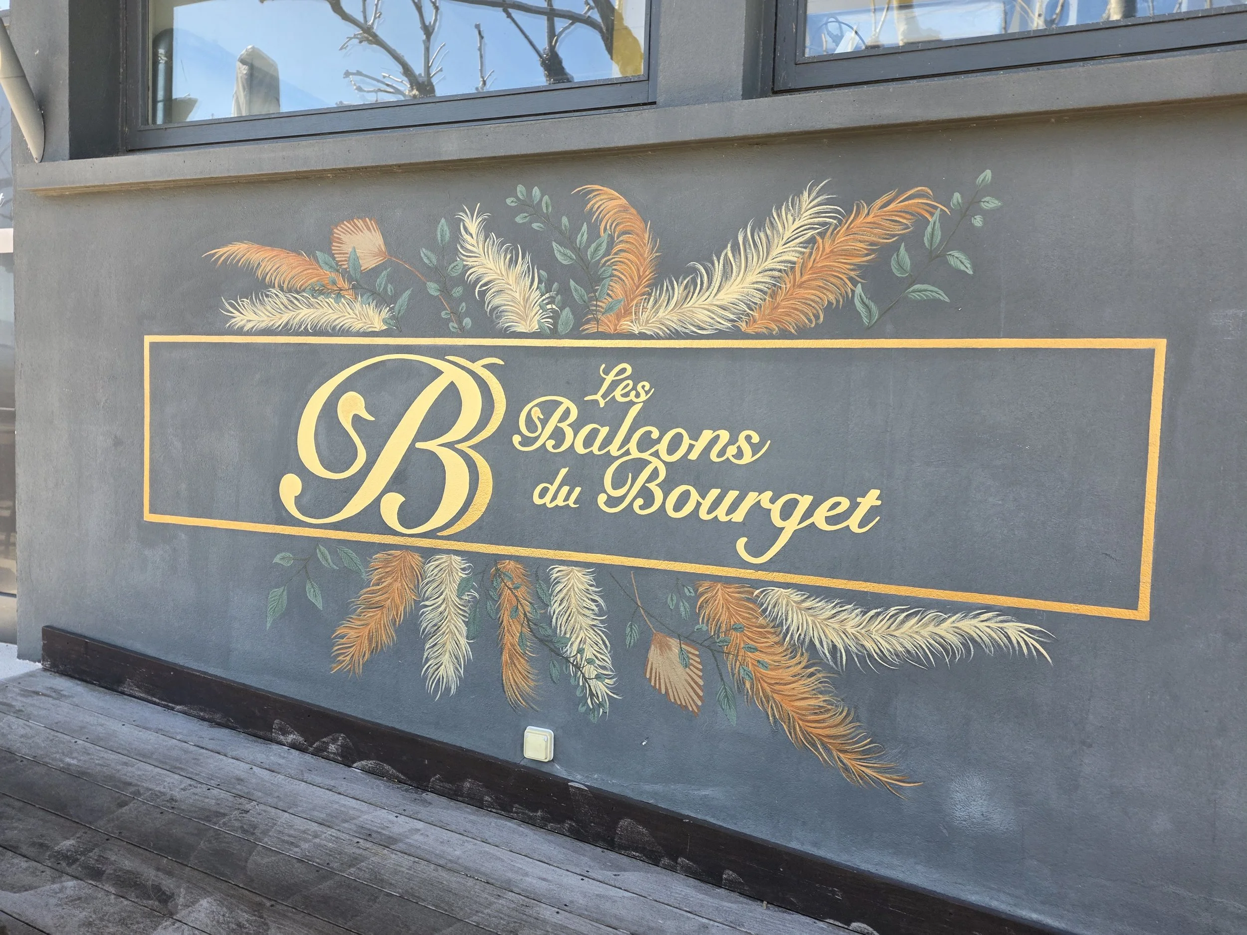 Décoration murale, lettrage et dorure réalisés par Maison PARIÈS pour le restaurant Les Balcons du Bourget au Bourget-du-Lac en Savoie