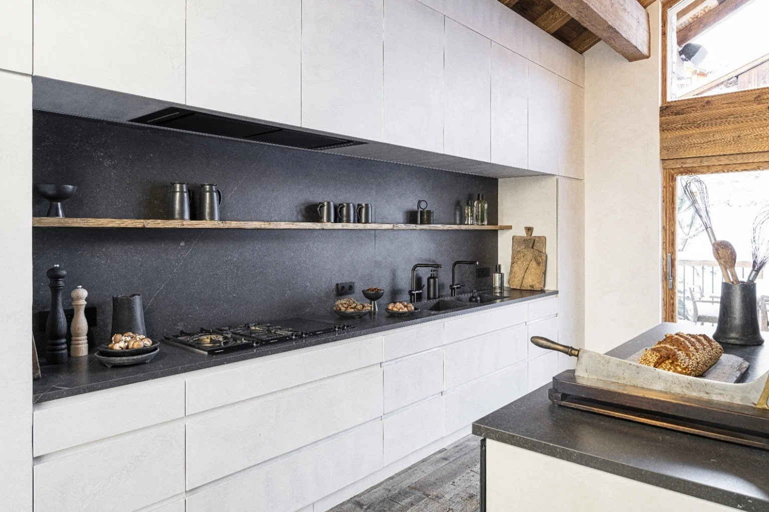 Cuisine du Chalet Eden à Saint-Martin-de-Belleville – enduits décoratifs et finitions sur mesure réalisés par Maison PARIÈS
