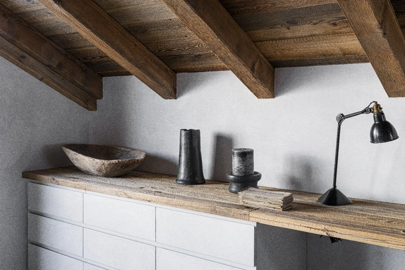 Bureau sur mesure avec tiroirs du Chalet Eden à Saint-Martin-de-Belleville – enduit décoratif et finitions réalisés par Maison PARIÈS