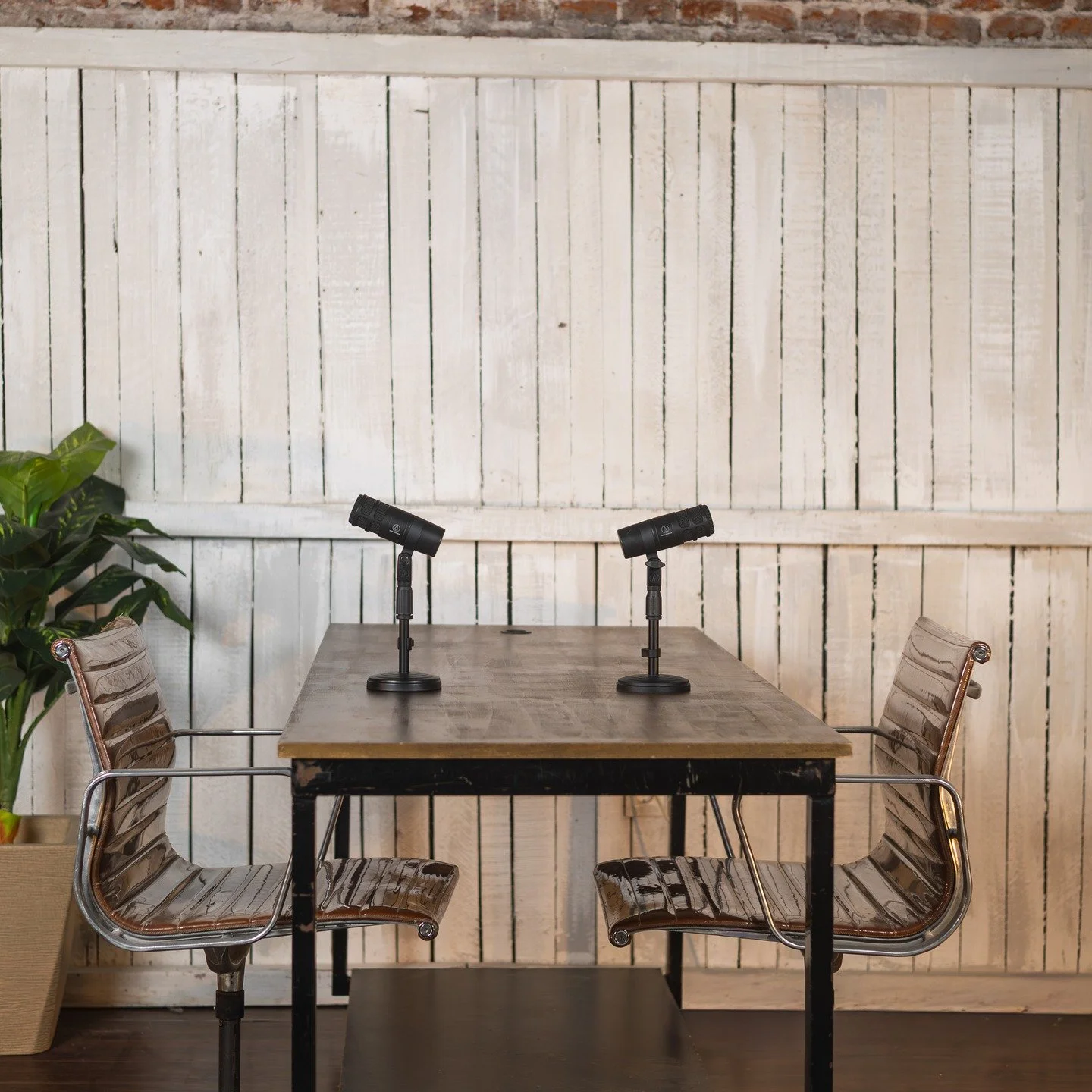 Set de Podcast A
----------------------------
Set Ideal para podcasts de 1 a 4 personas, mesa de color madera oscura o clara.
Da un espacio Calido y Comodo para una charla mas intima, como si estuvieran en su casa.