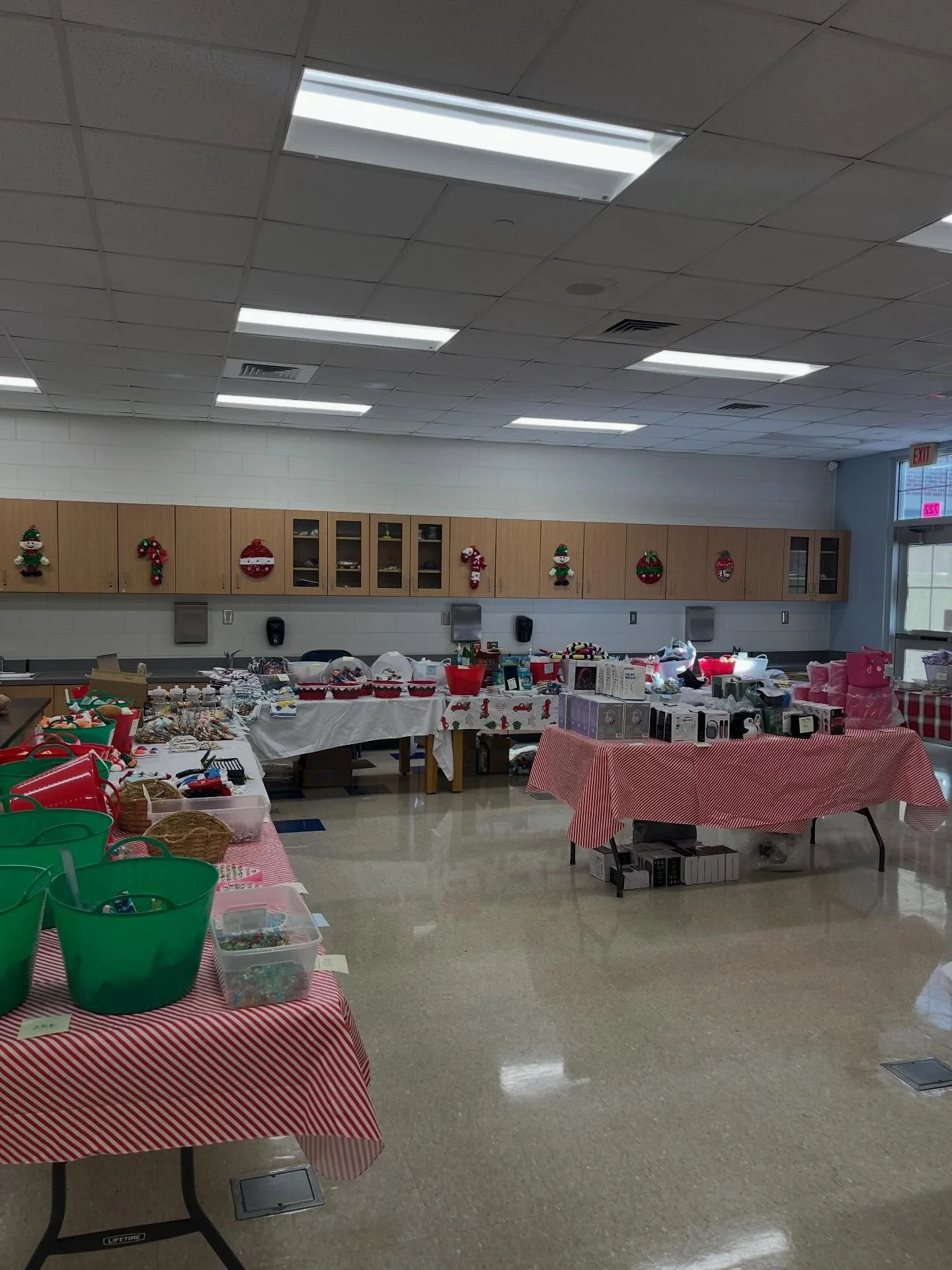 🐆🛍️PANTHER HOLIDAY SHOP
🗓️Monday - Friday (December 8-12) 
🕚Your child will shop with their class. 
💵Please send money in a labeled envelope with your child&rsquo;s name. Even better if it is accompanied by a list of family to shop for!
💲Variet