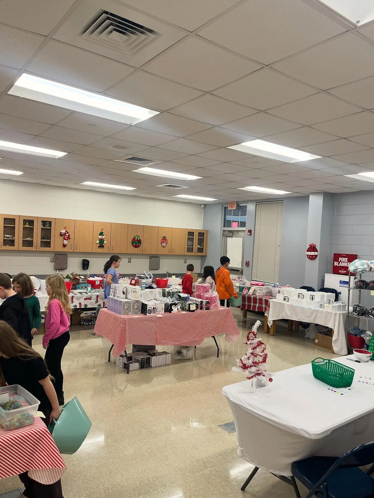 🎄Day 1 of the holiday shop was a success thanks to sweet kiddos buying presents for all their loved ones and volunteers like you helping make it happen! 
🎁Don&rsquo;t forget to send in money for your kids and sign up to volunteer if you have a minu