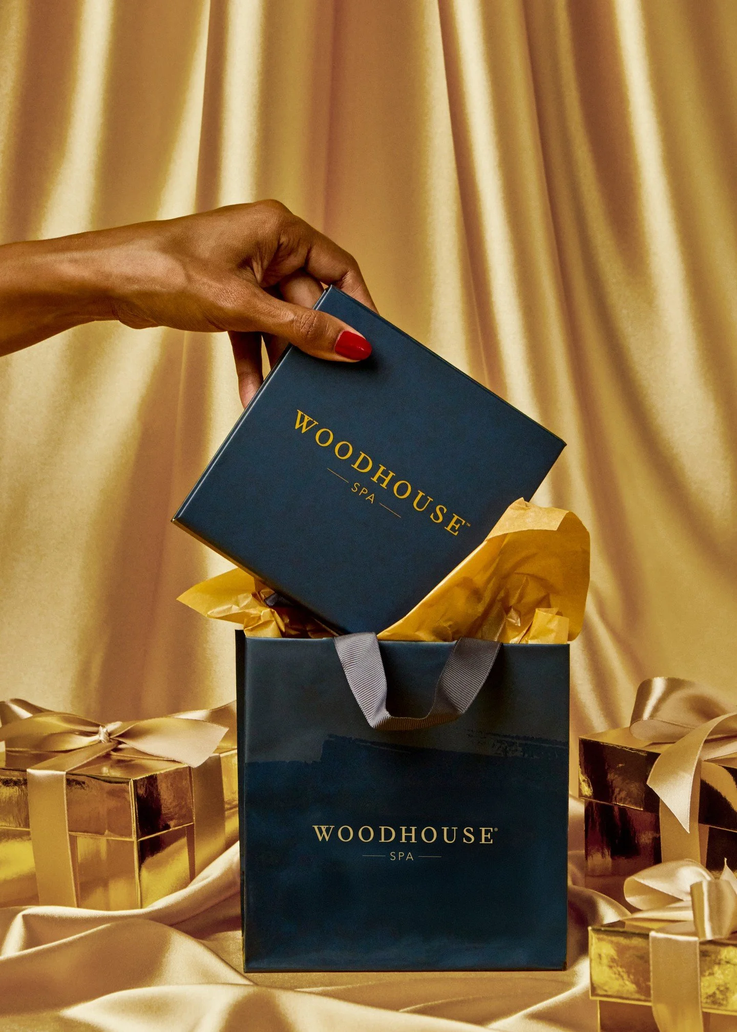 Overwhelmed by your holiday gift list? Let this season be the year you surprise and delight your loved ones with the gift of tranquility and restoration 💌
ㅤ
When you purchase a gift card in-spa at Woodhouse Spa Rogers, enjoy our limited-time holiday