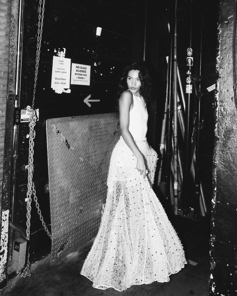 Olivia Dean conquista Sídney: música, moda y actitud emergente global