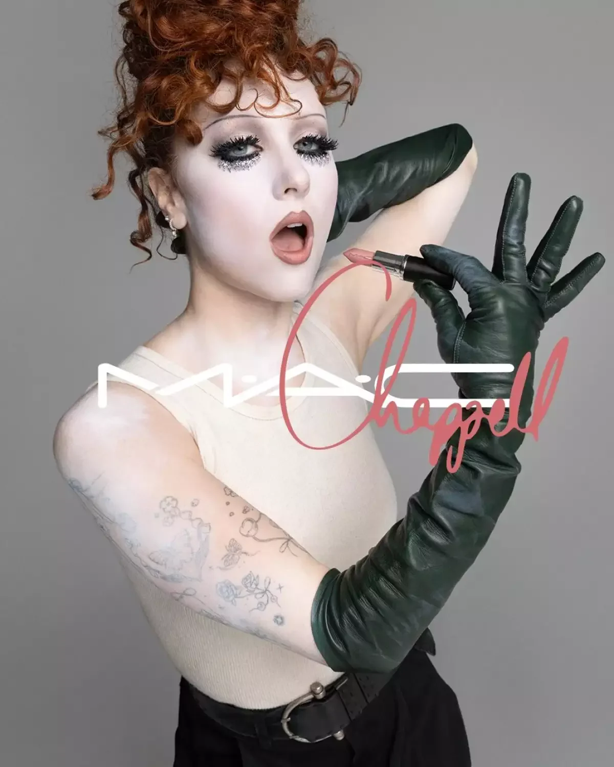 Chappell Roan se convierte en embajadora global de MAC Cosmetics: poder queer, estética maximalista y el nuevo rostro de la belleza pop