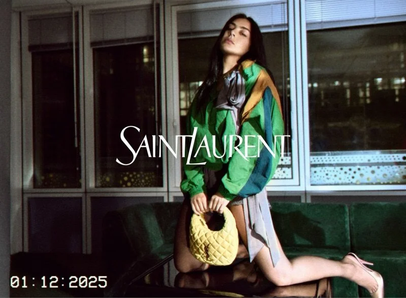 Charli XCX encarna el nuevo Saint Laurent Spring 2026: poder, cuero y minimalismo afilado