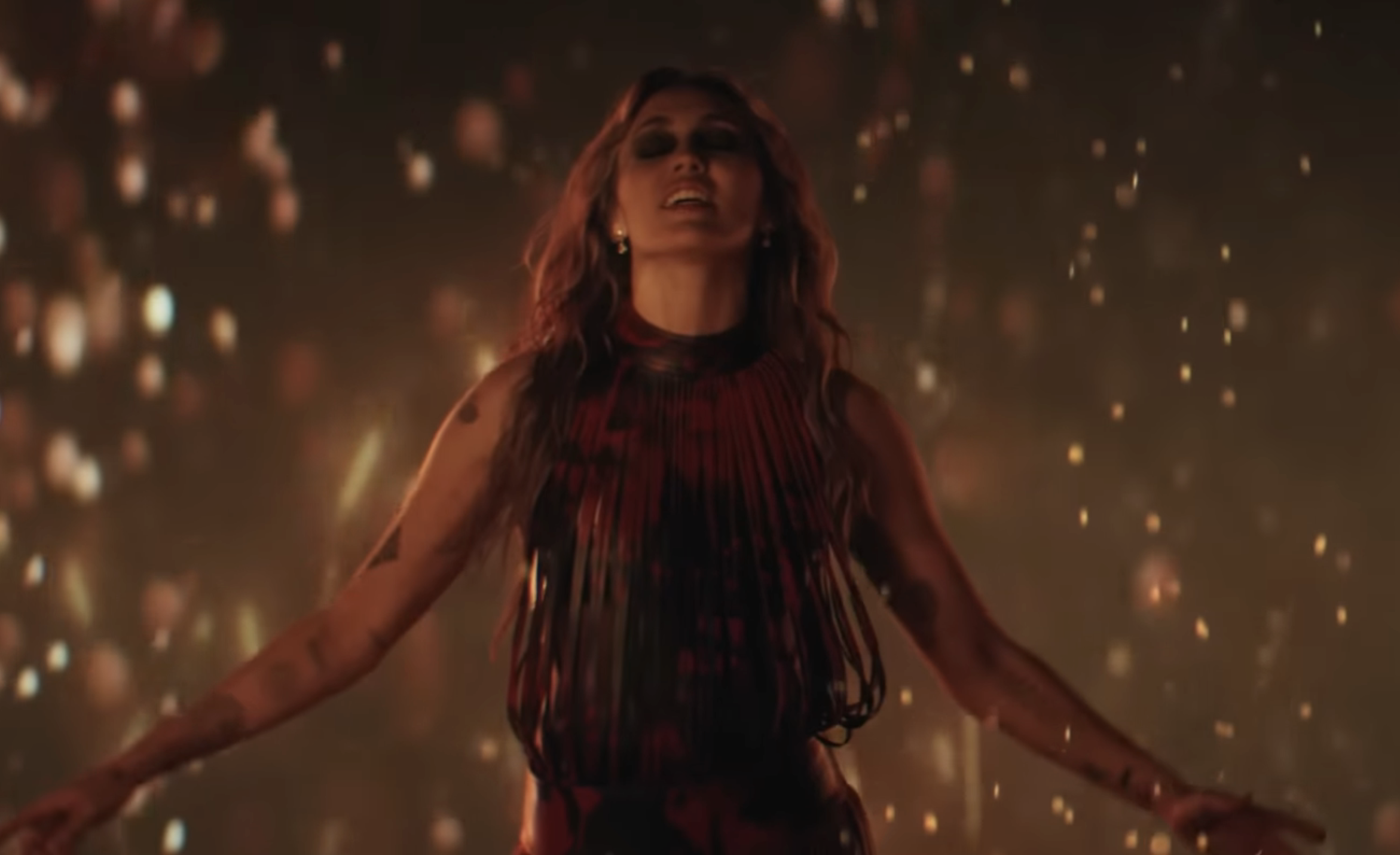 Miley Cyrus en Alexander McQueen: fuego, movimiento y moda como lenguaje en “Dream As One”