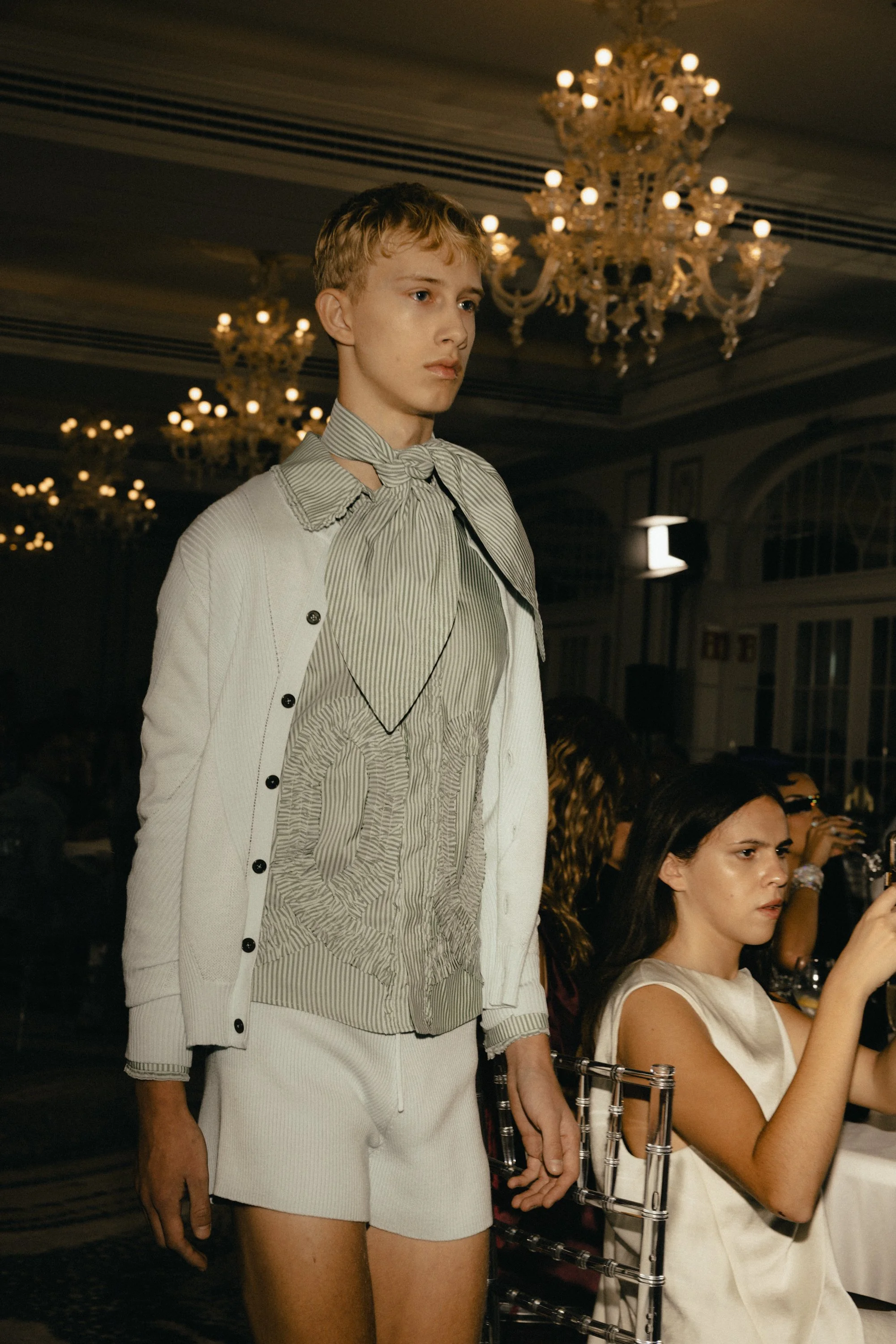 Modelo desfilando en la pasarela de Palomo Spain colección 2025 durante el show en Madrid Fashion Week.