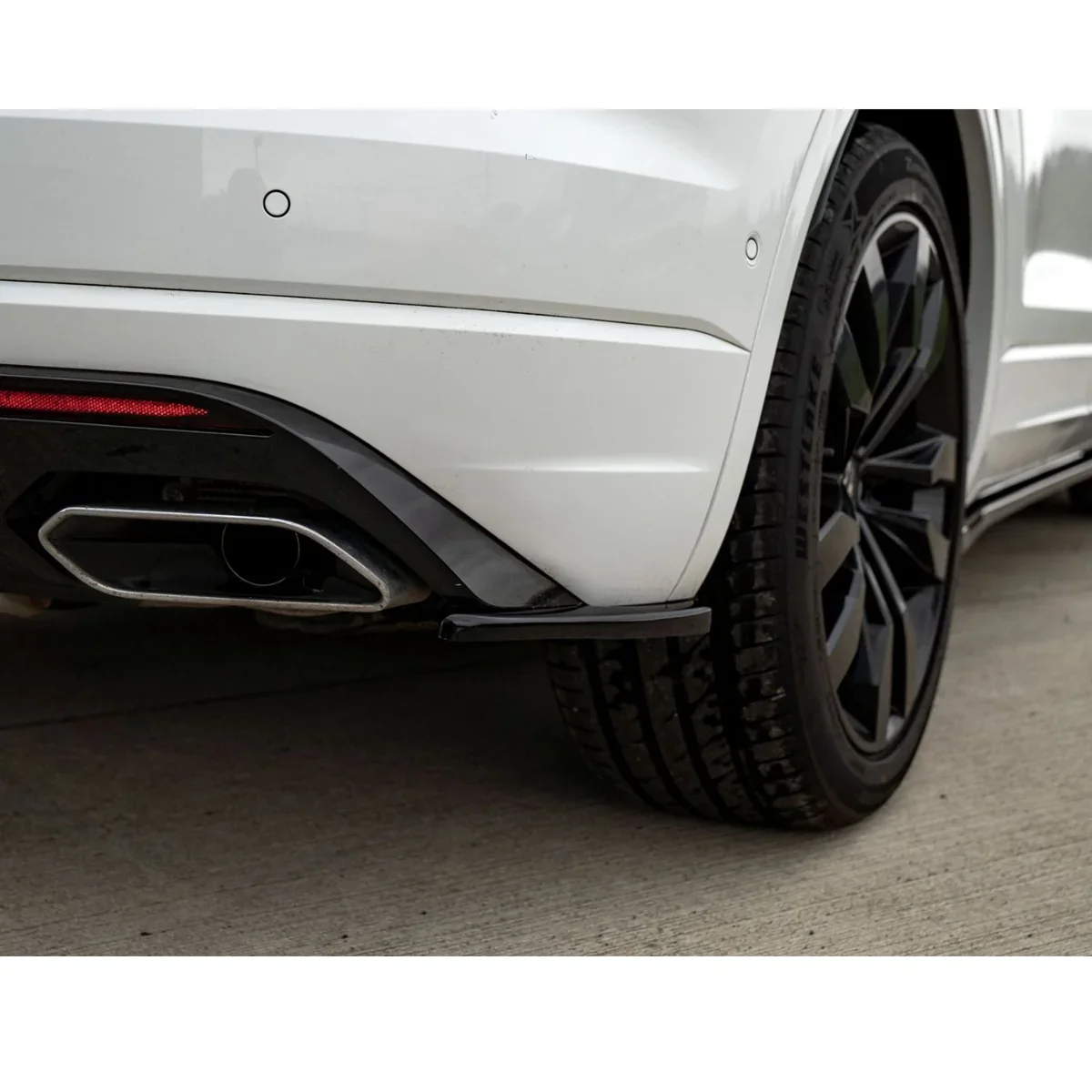 AeroBodyKitInGlossBlackForVolkswagenTouaregMK3RLine2018-2023_2.webp