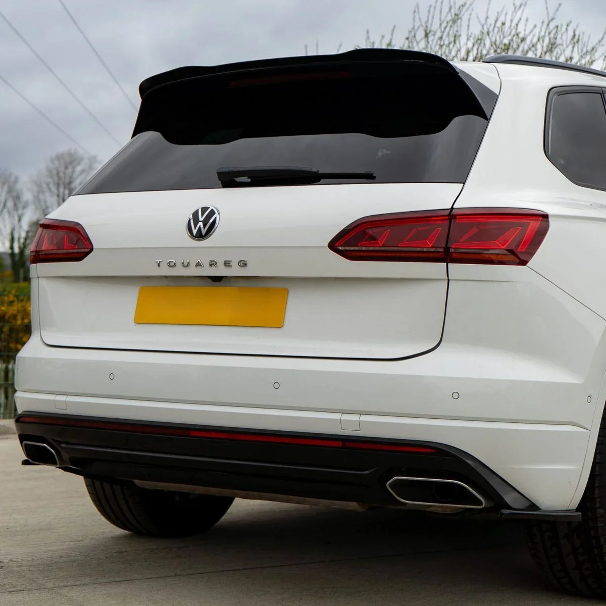 AeroBodyKitInGlossBlackForVolkswagenTouaregMK3RLine2018-2023_4.webp