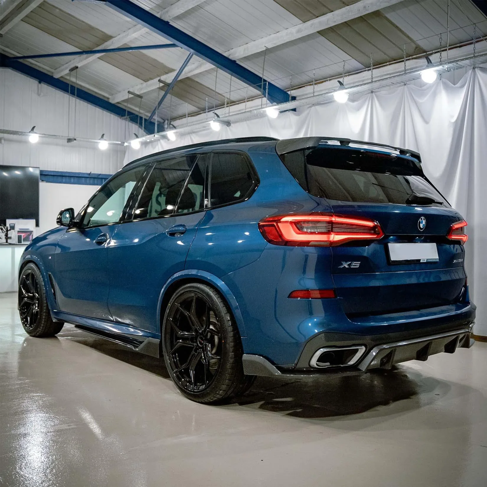 bmw-x5-g05-full-body-kit-black-knight-carbon-look-1.webp
