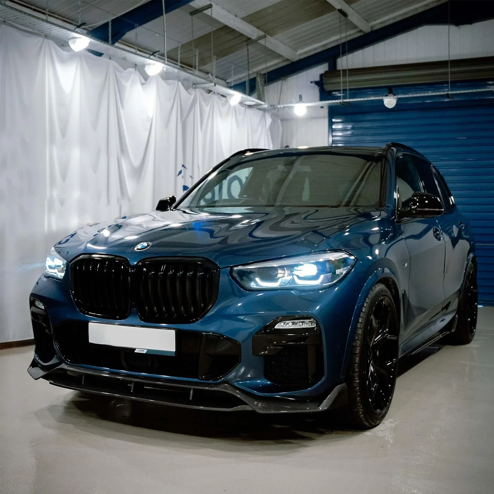 bmw-x5-g05-full-body-kit-black-knight-carbon-look-11.webp