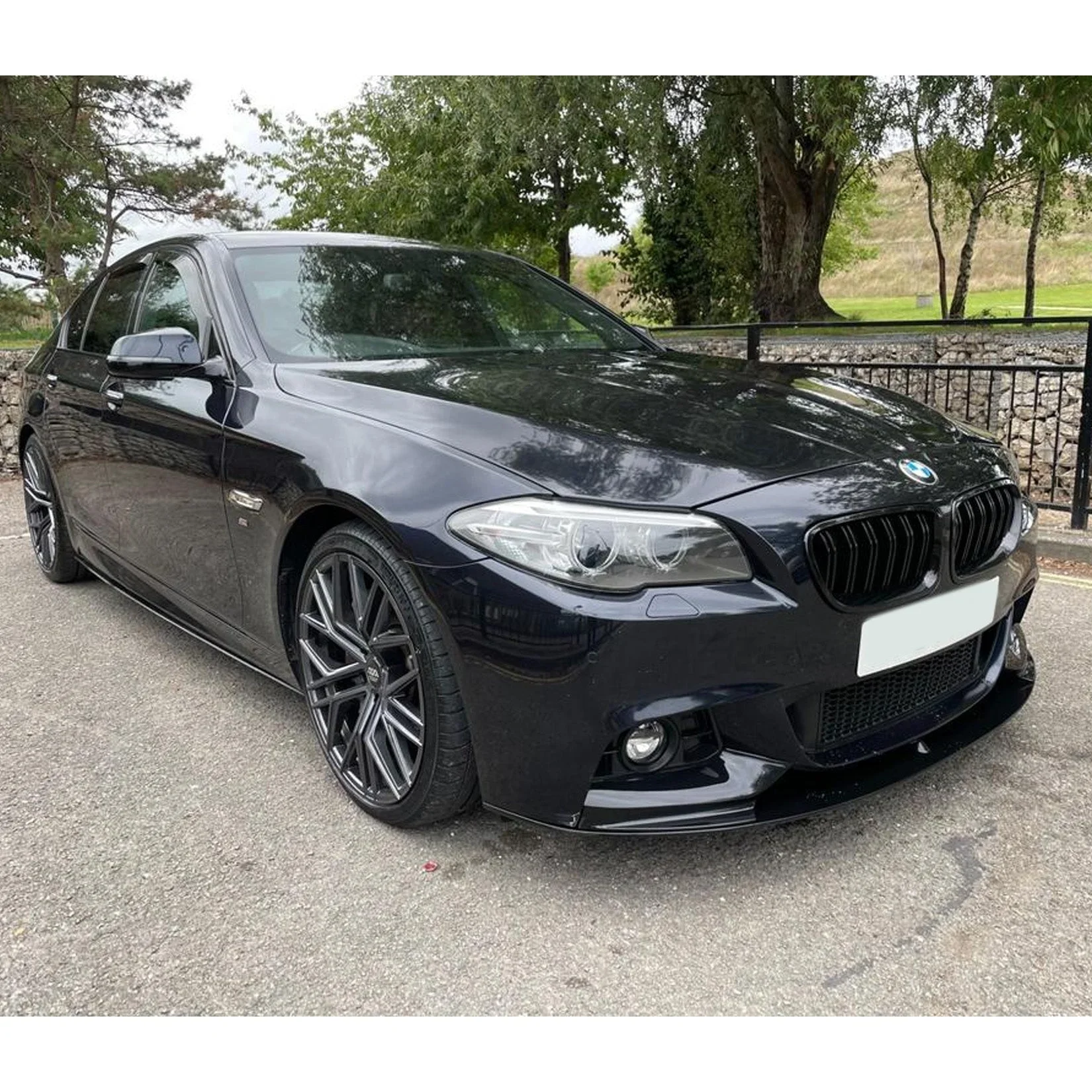 bmw-5-series-f10-front-lip-gloss-black-5.webp