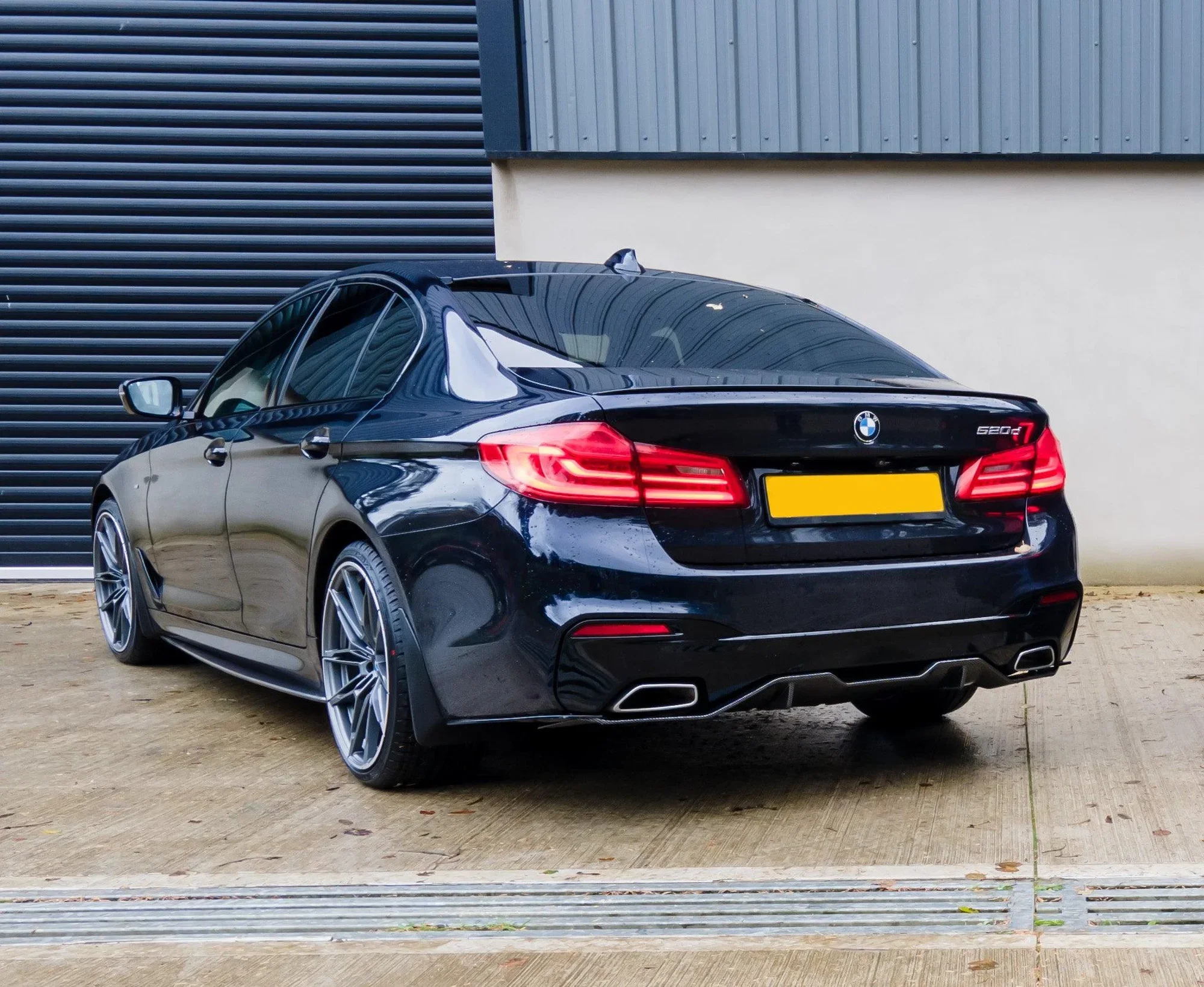 bmw-5-series-g30-front-lip-gloss-black-7.webp