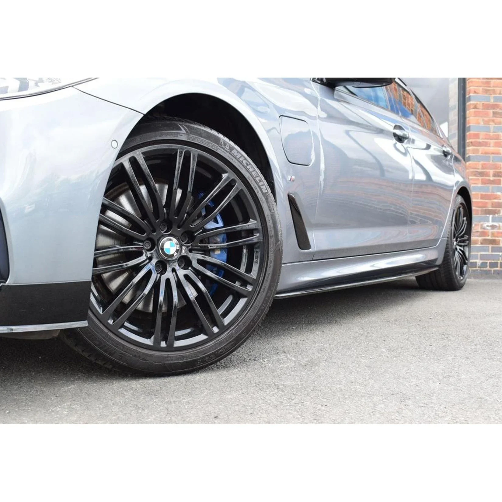 bmw-5-series-g30-side-skirts-gloss-black-1.webp