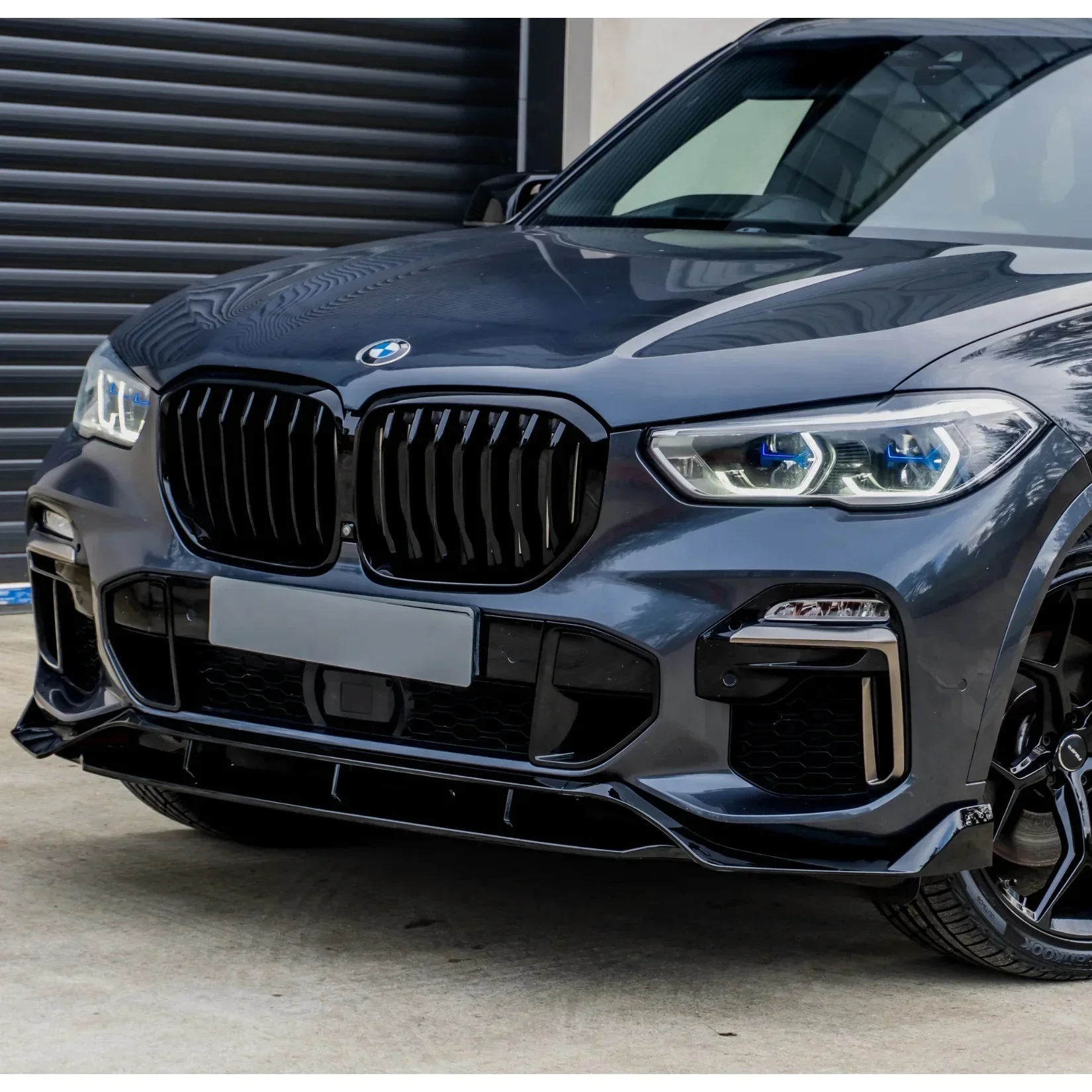 bmw-x5-g05-front-lip-black-knight-gloss-3.webp