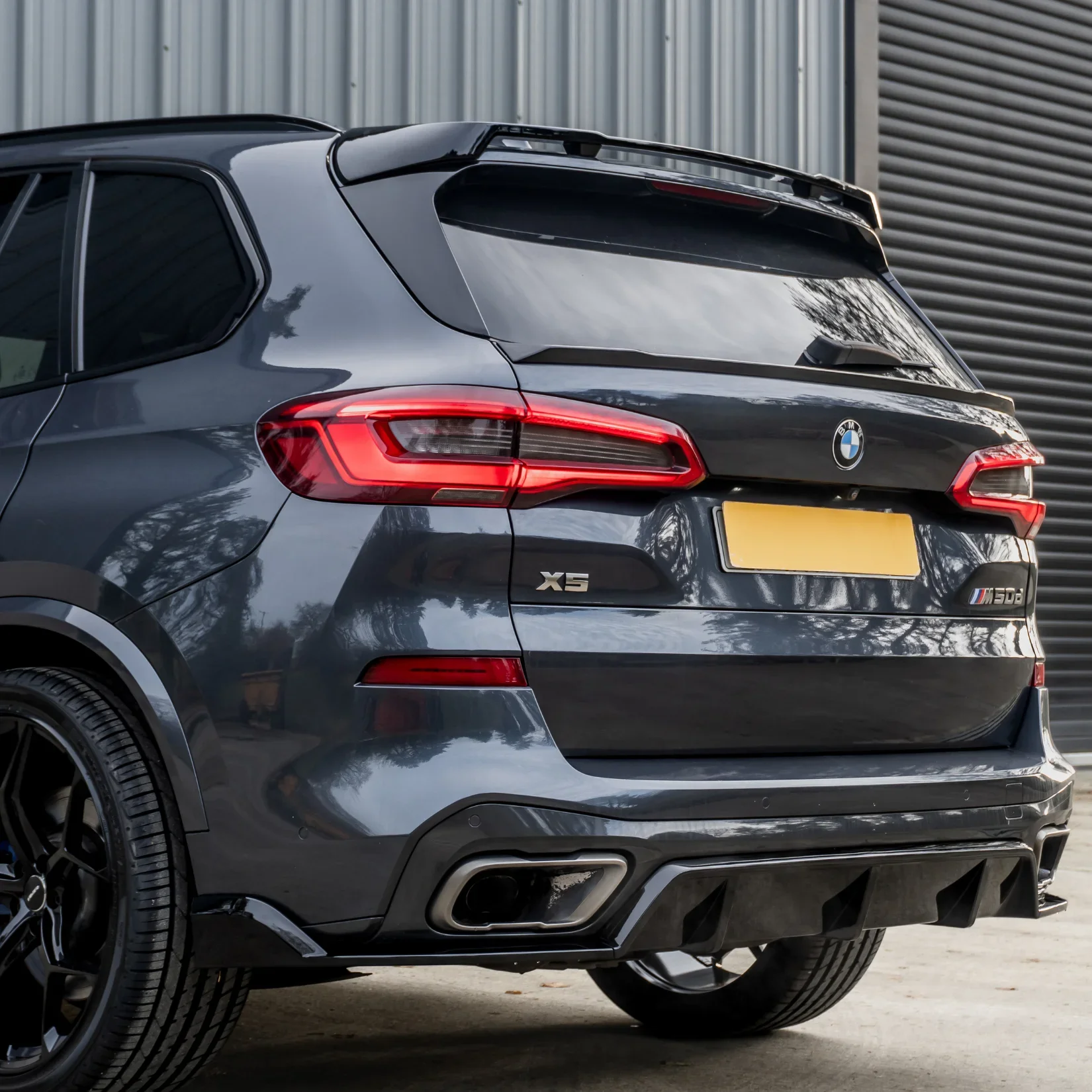 bmw-x5-g05-rear-spoiler-black-knight-gloss-1.webp